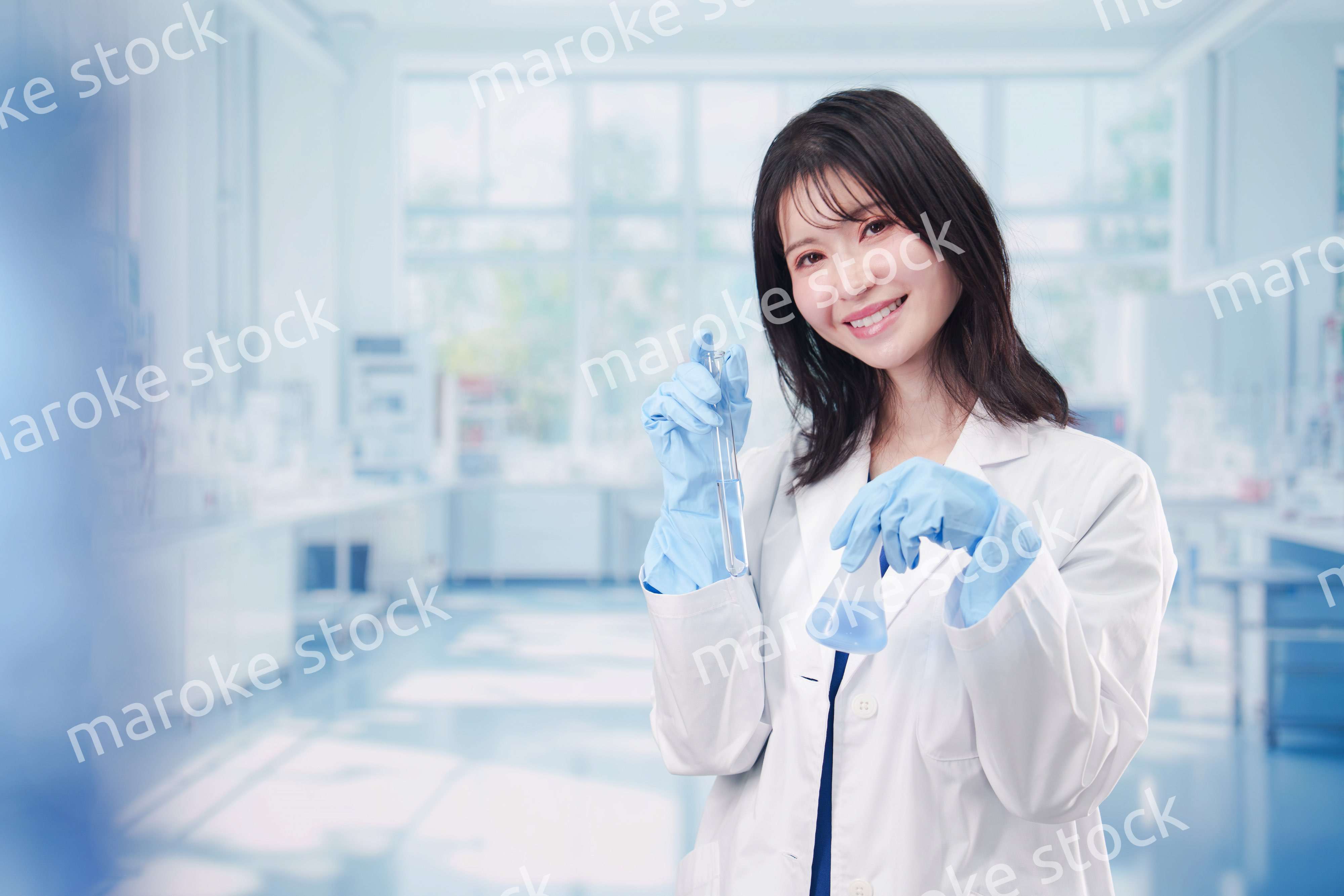 実験室で研究をする女性の研究者