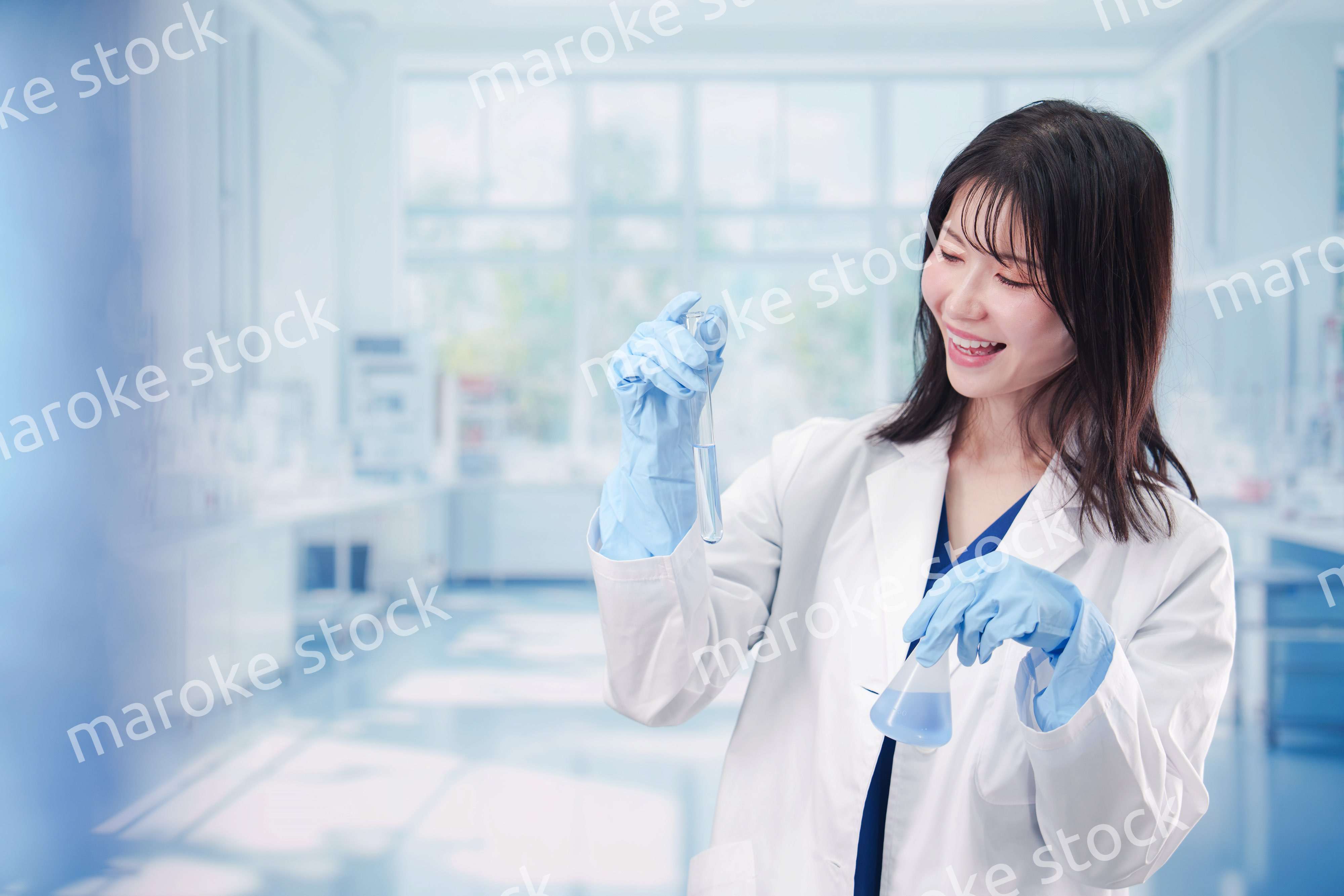 実験室で研究をする女性の研究者