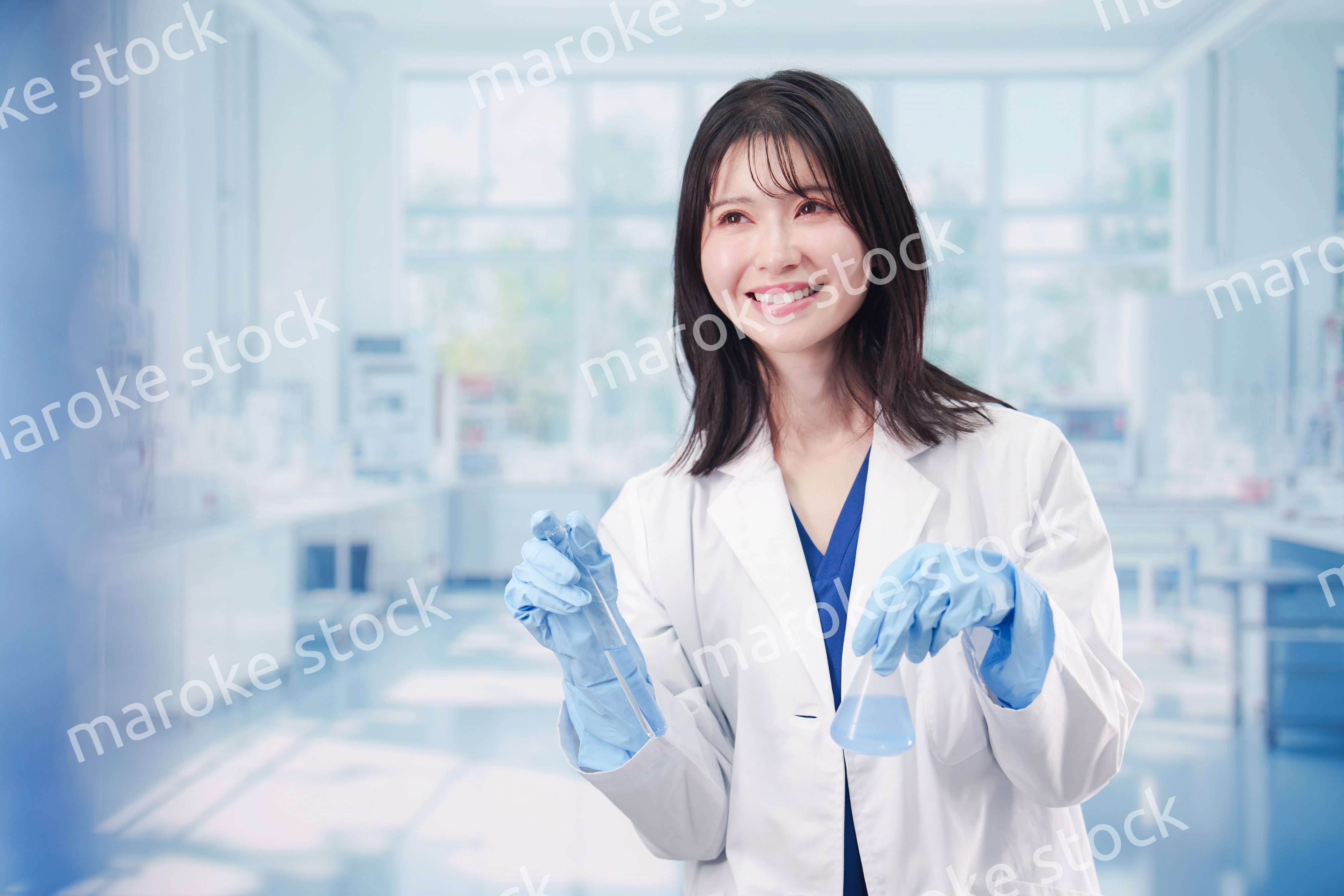 実験室で研究をする女性の研究者