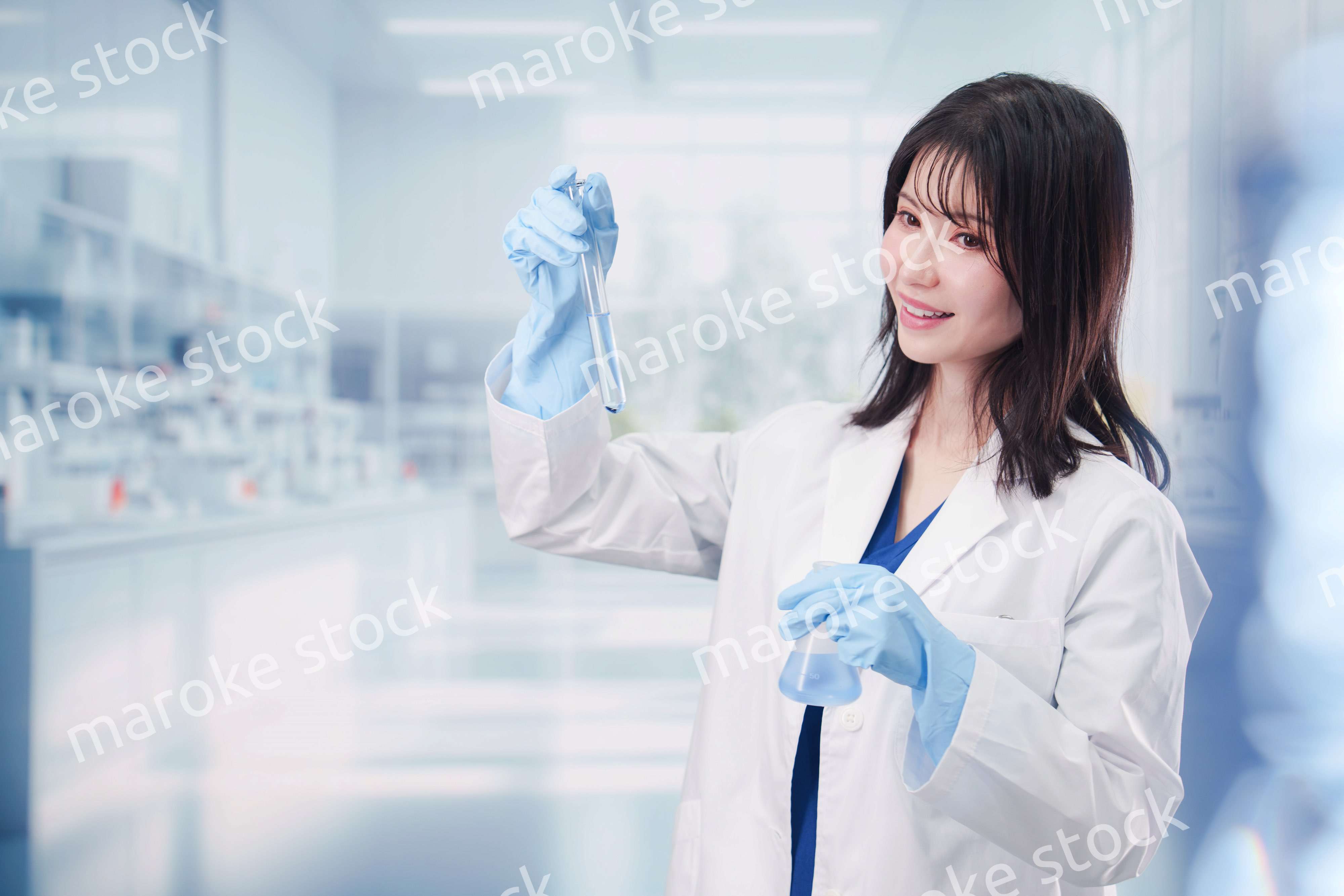 実験室で研究をする女性の研究者