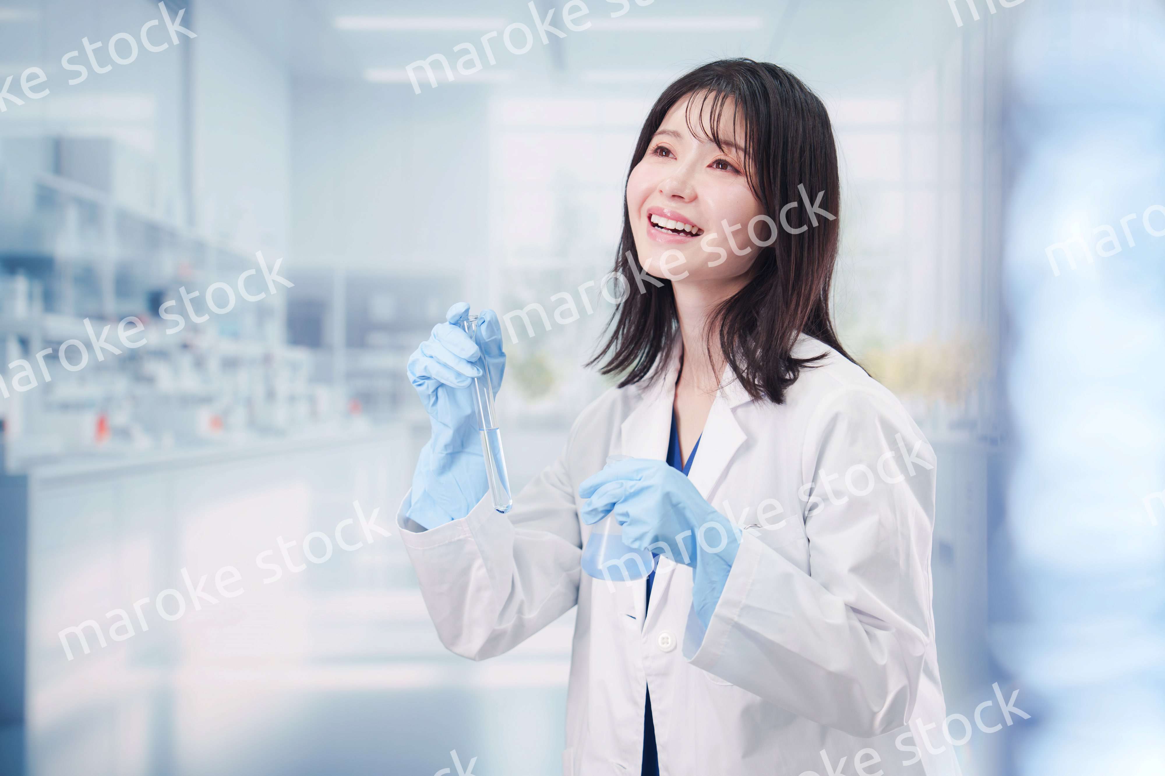 実験室で研究をする女性の研究者