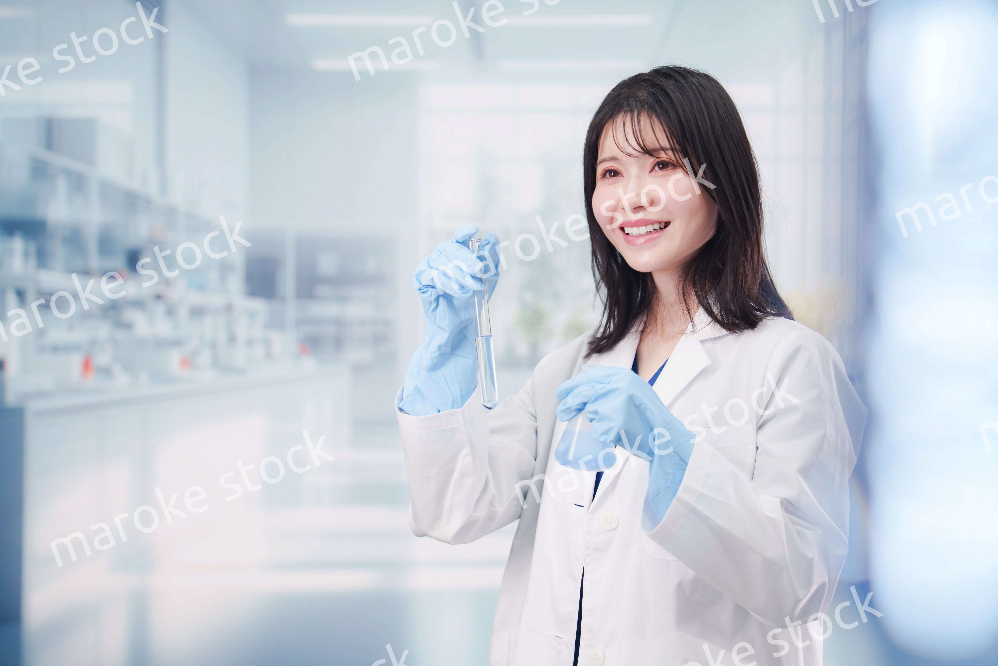 実験室で研究をする女性の研究者