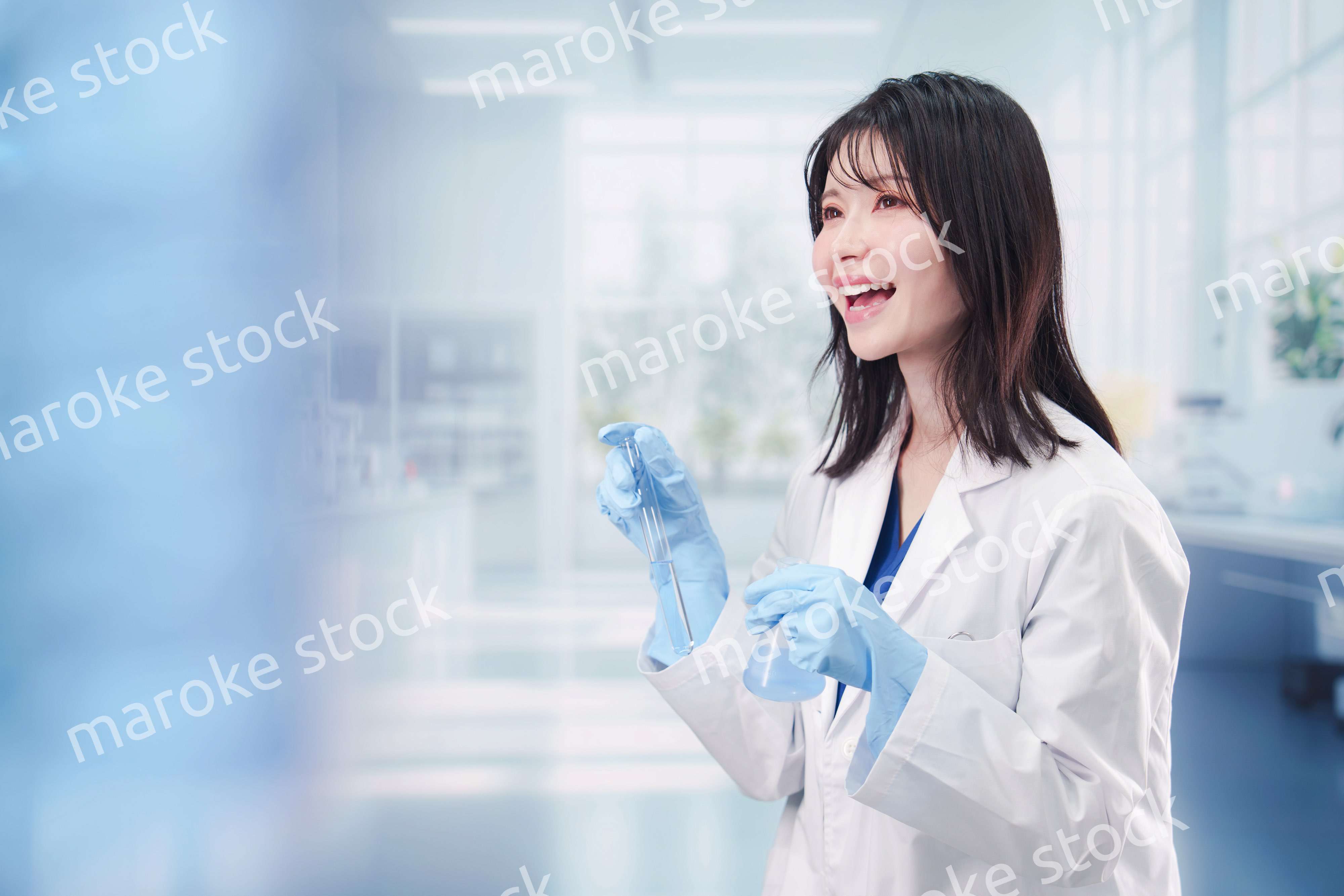 実験室で研究をする女性の研究者