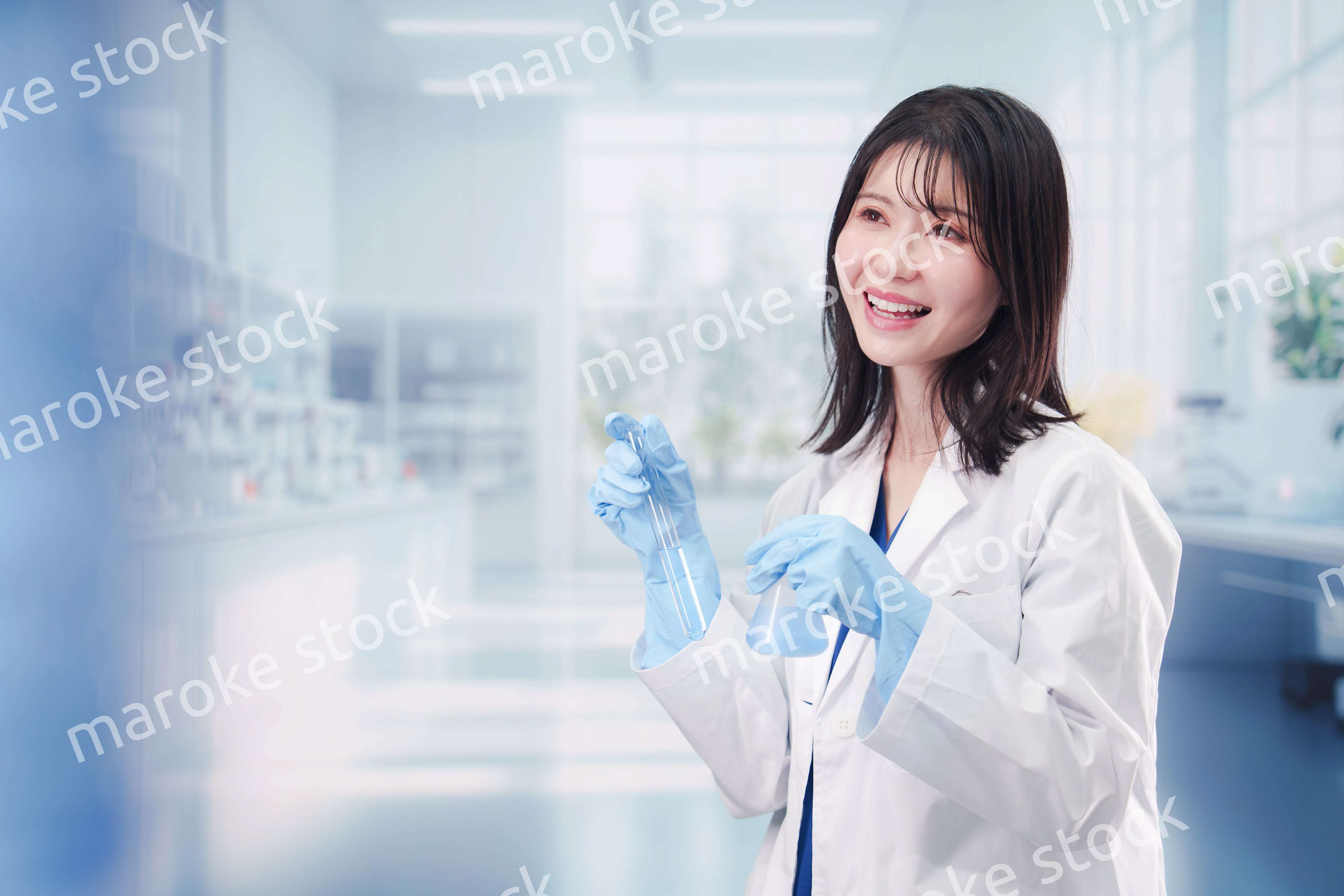 実験室で研究をする女性の研究者