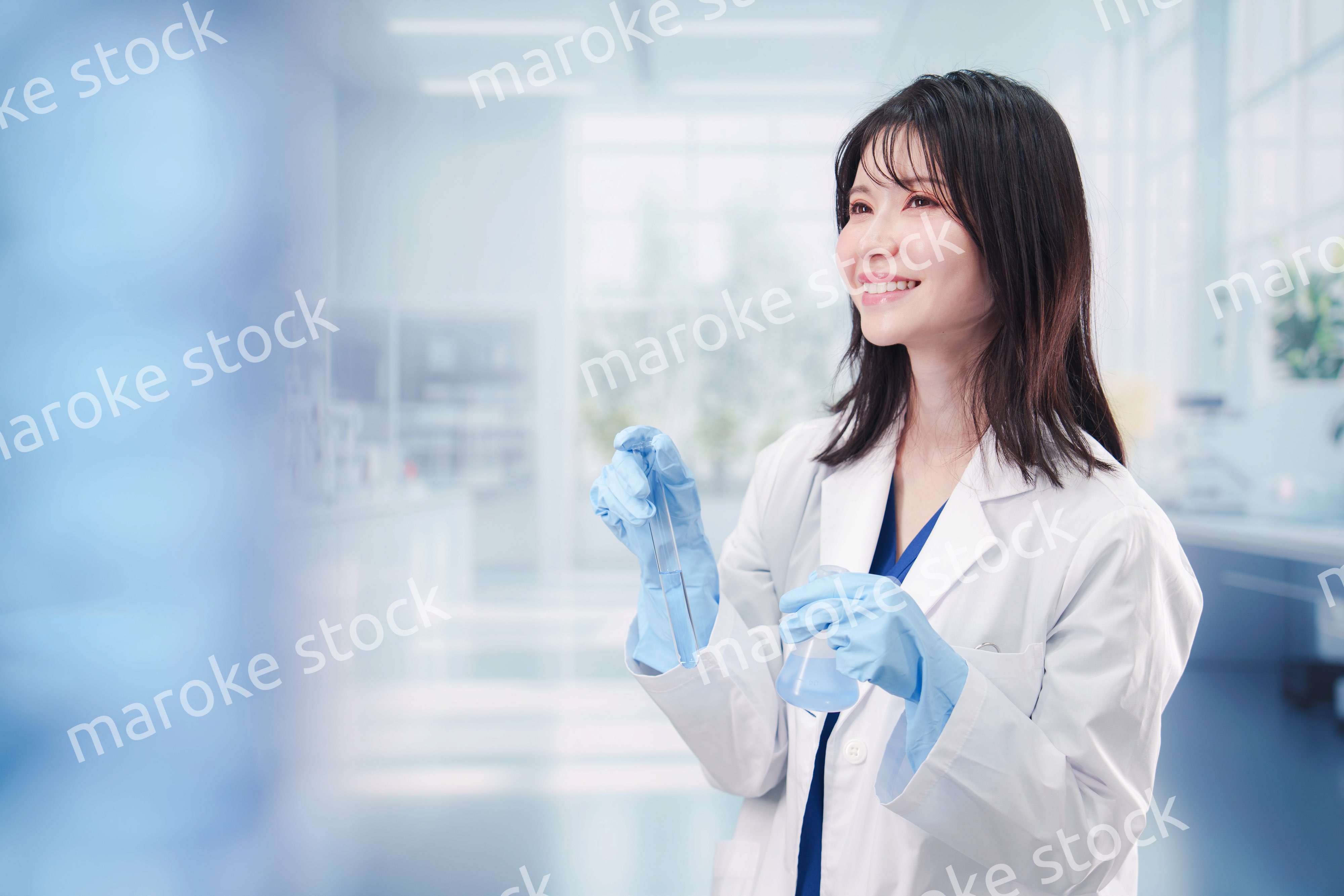 実験室で研究をする女性の研究者