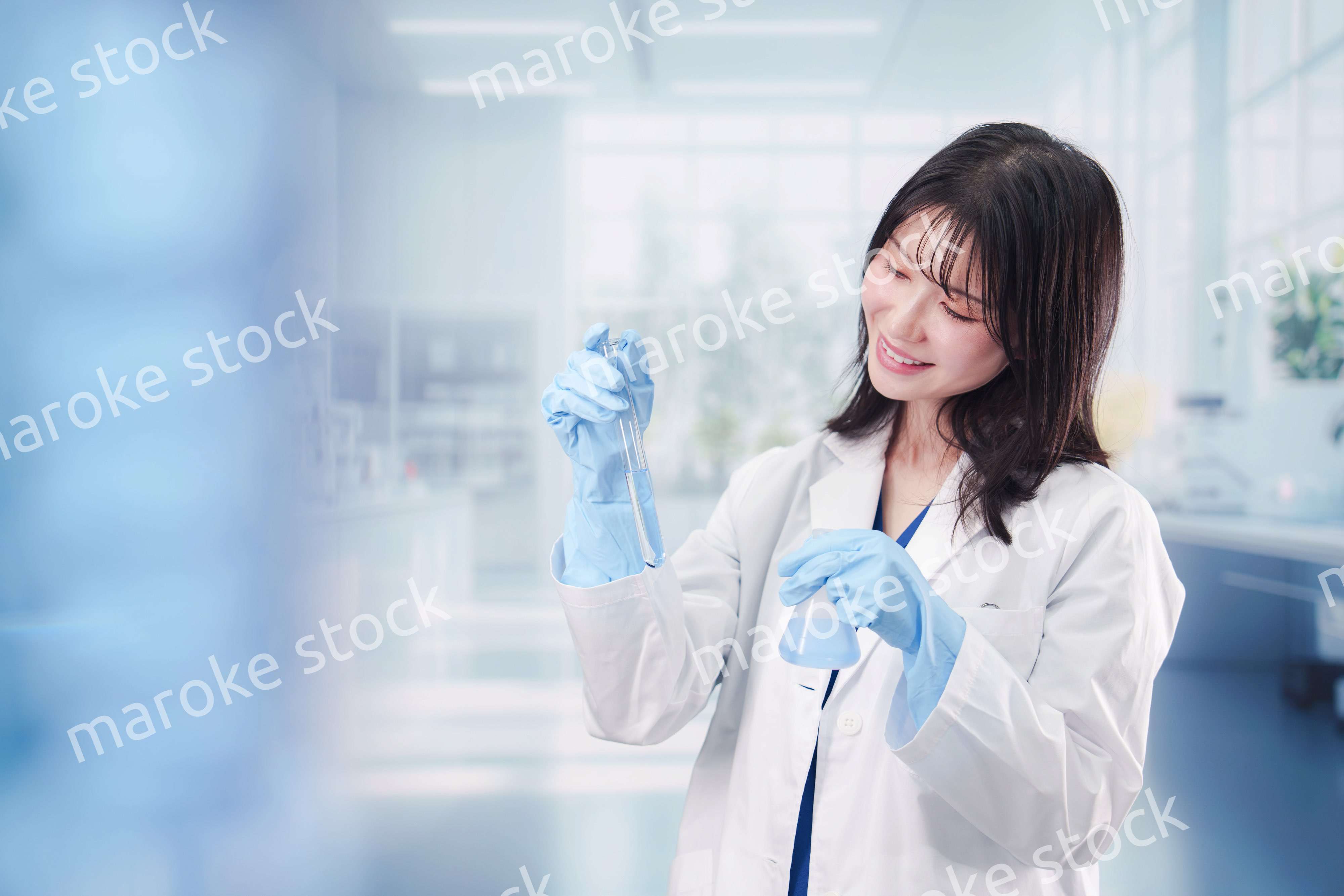 実験室で研究をする女性の研究者