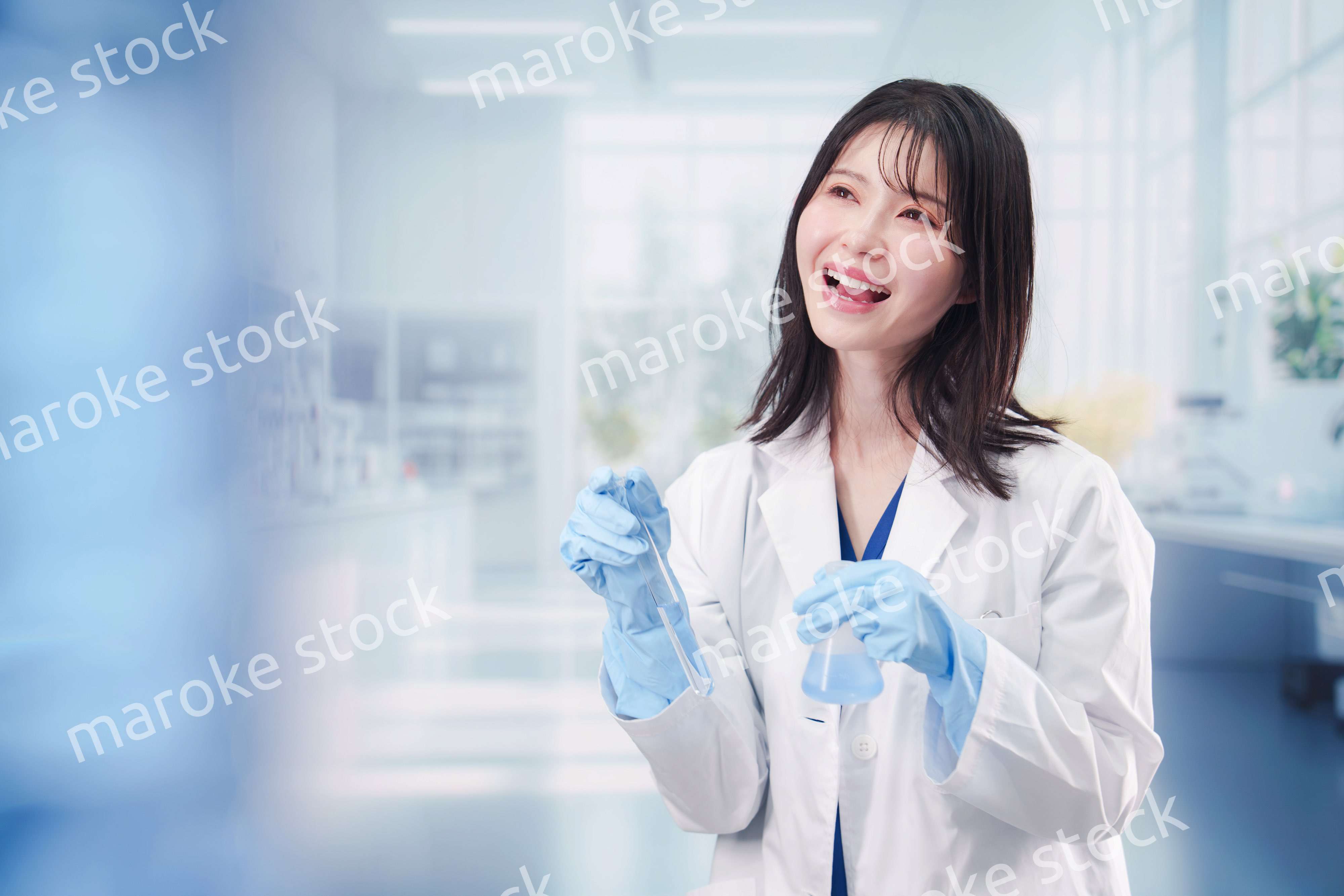 実験室で研究をする女性の研究者