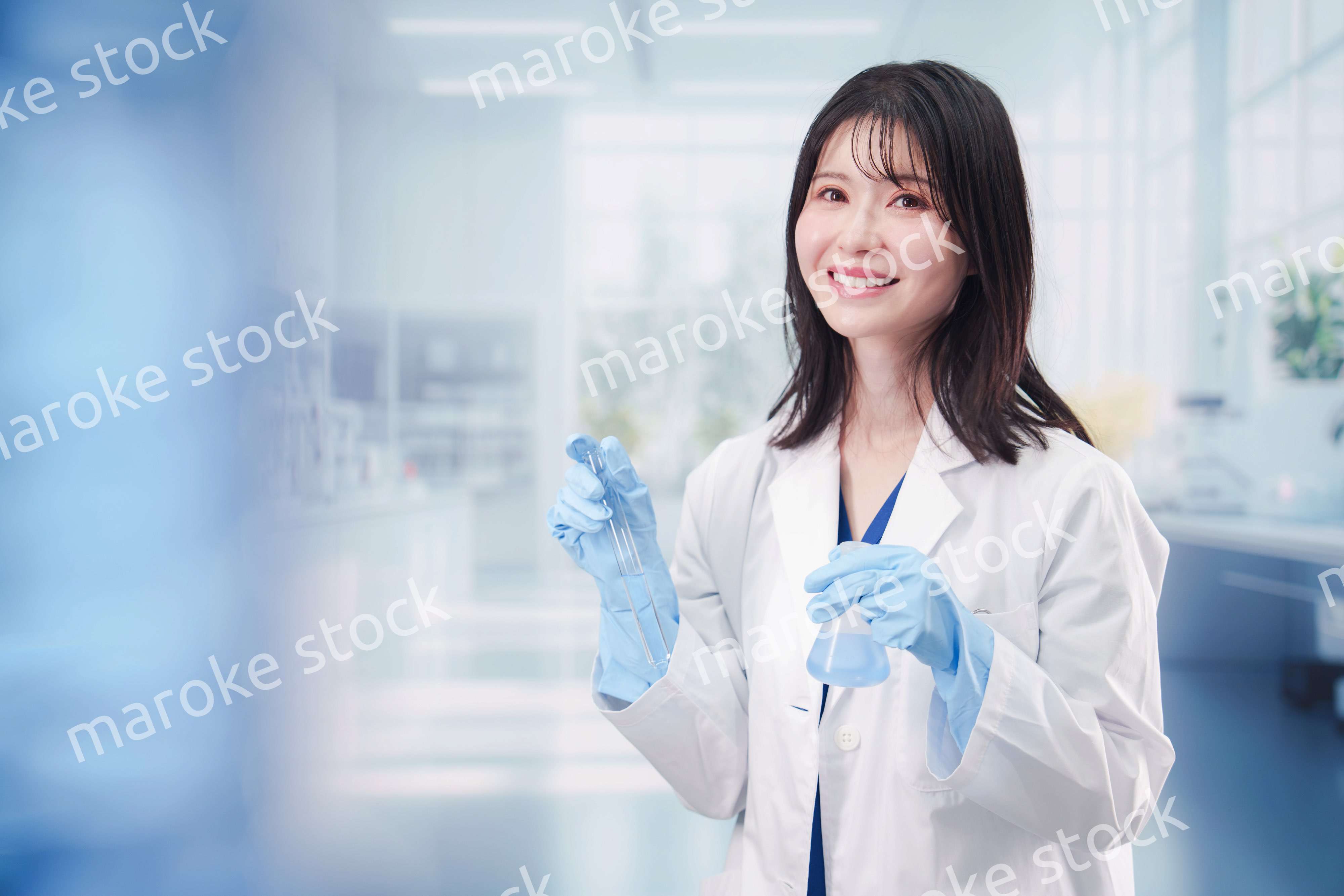 実験室で研究をする女性の研究者