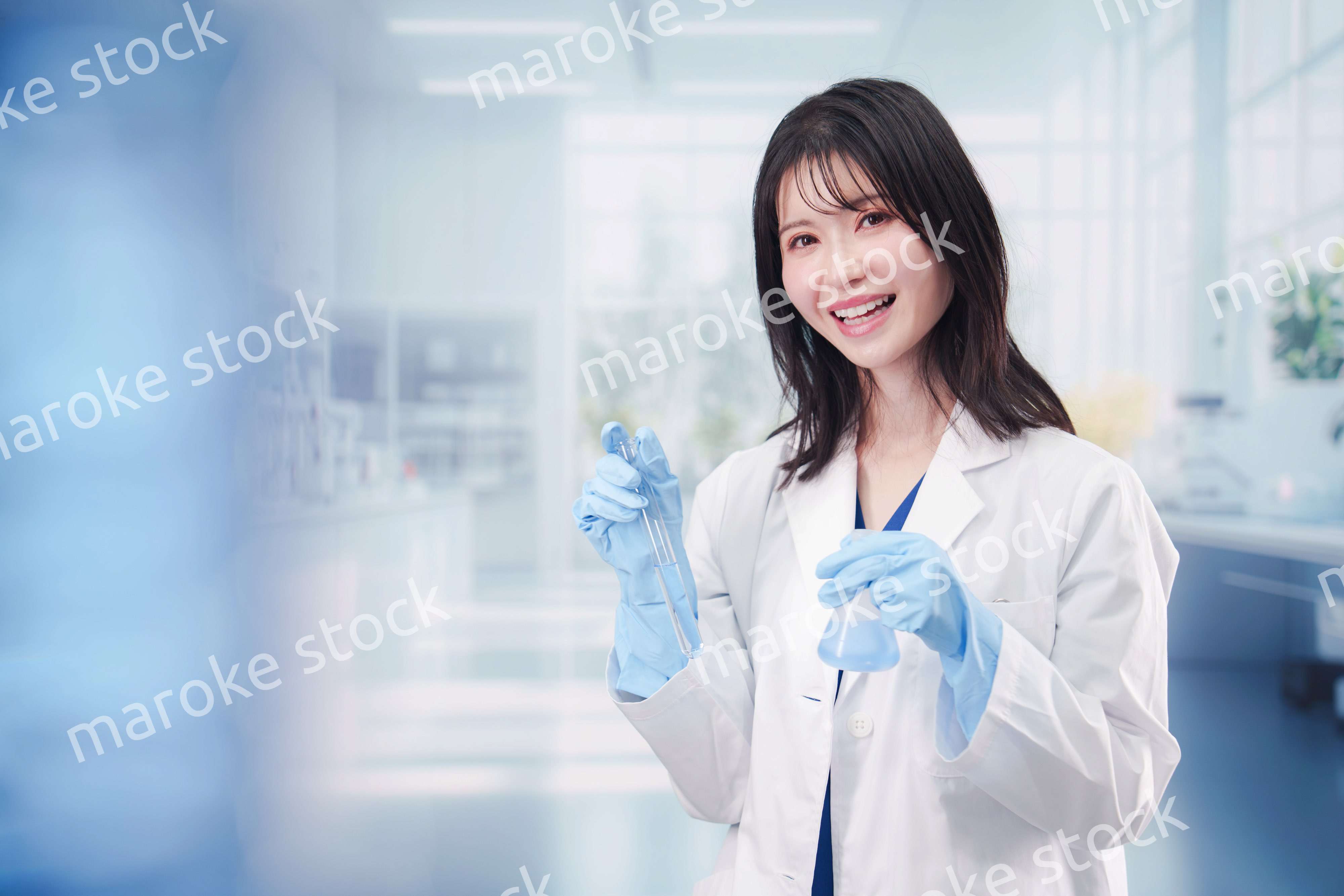 実験室で研究をする女性の研究者