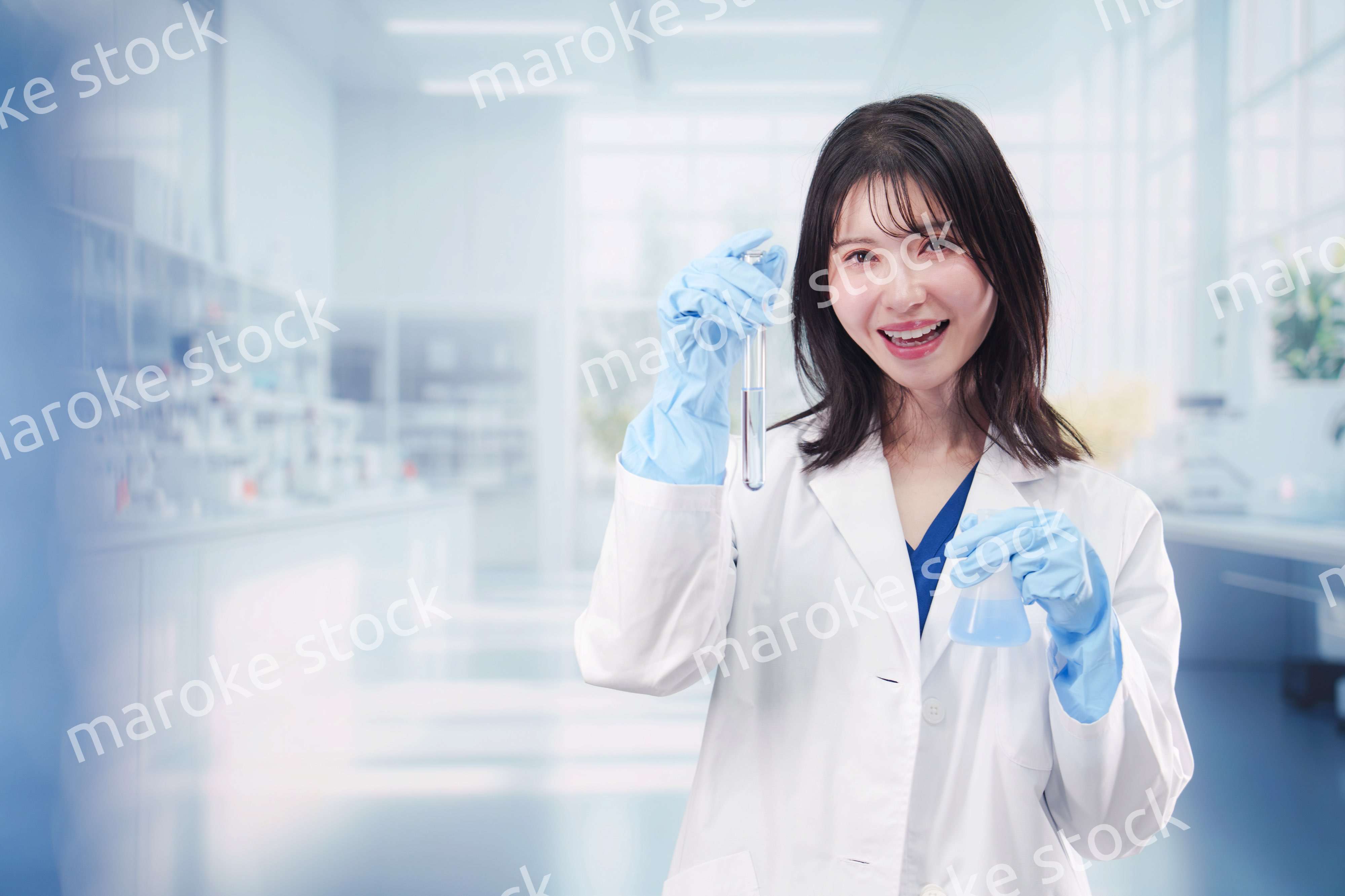 実験室で研究をする女性の研究者