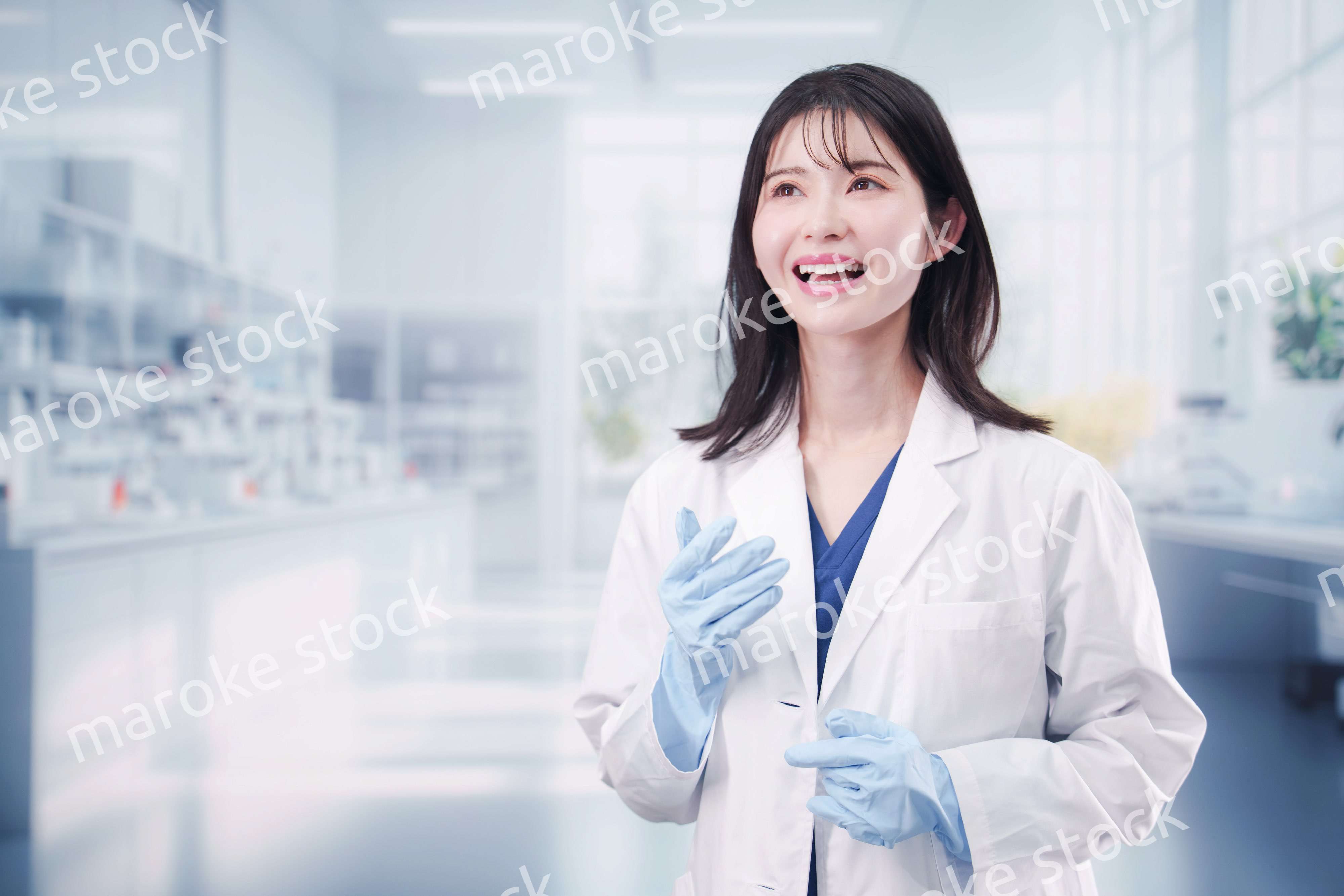 笑顔で研究をする女性