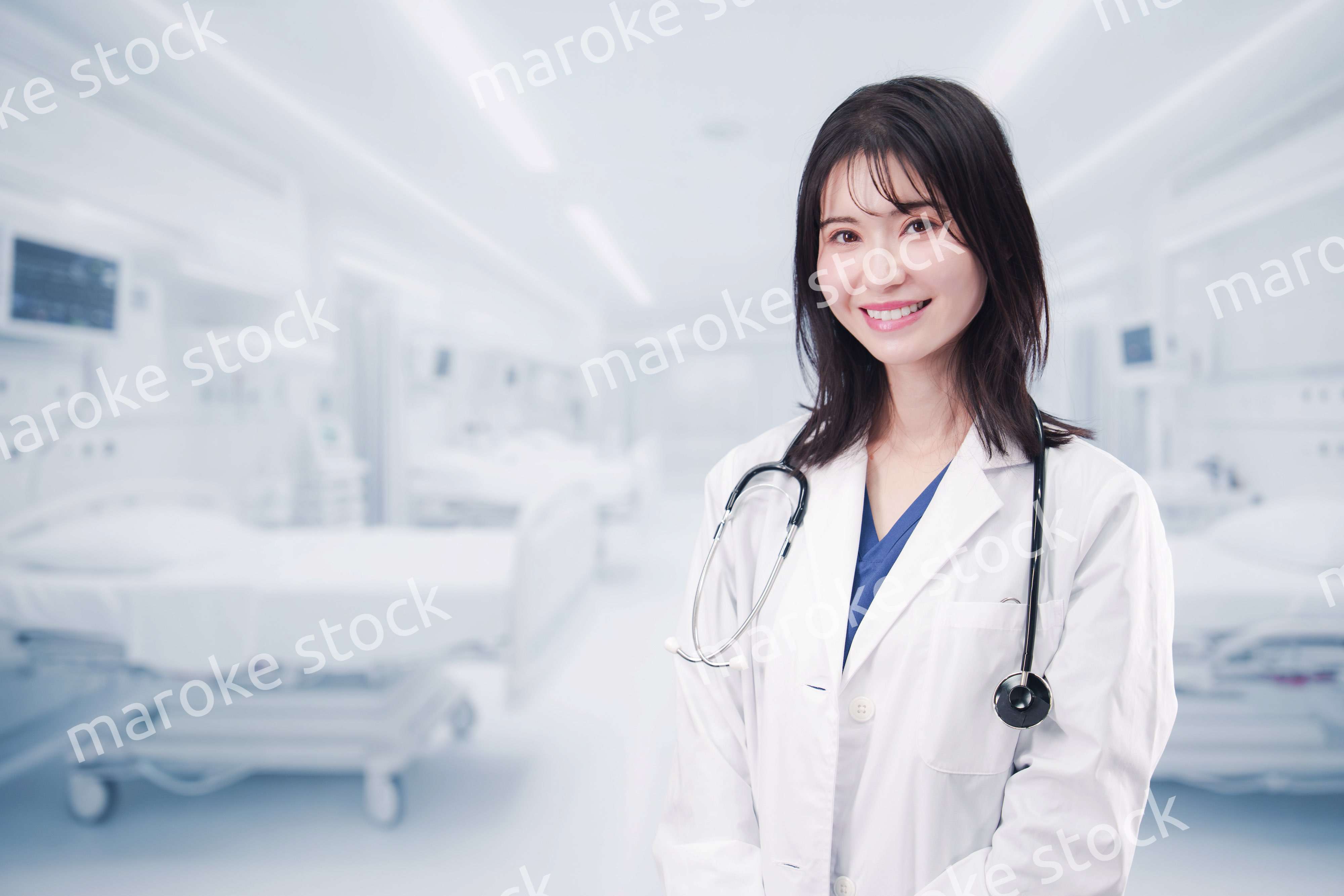 病院で生き生きと働く若い女性ドクター