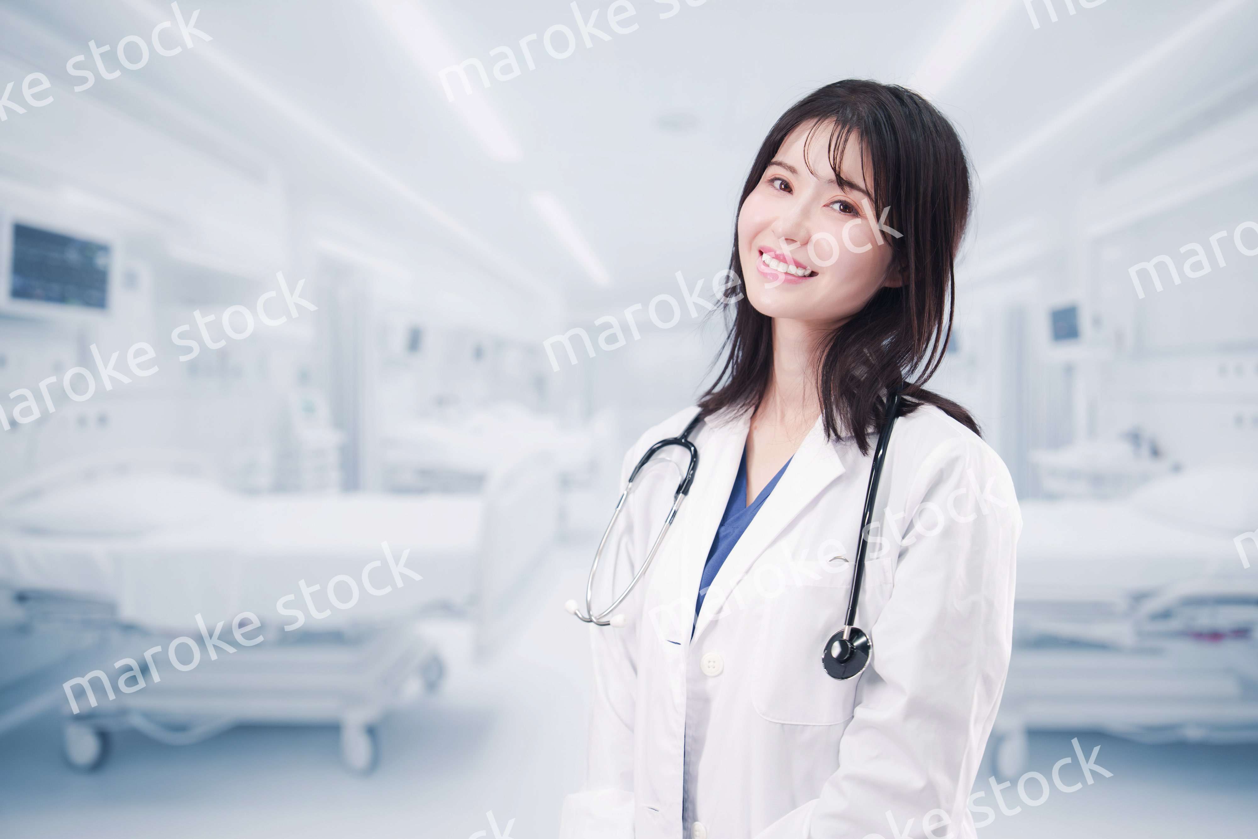 病院で生き生きと働く若い女性ドクター