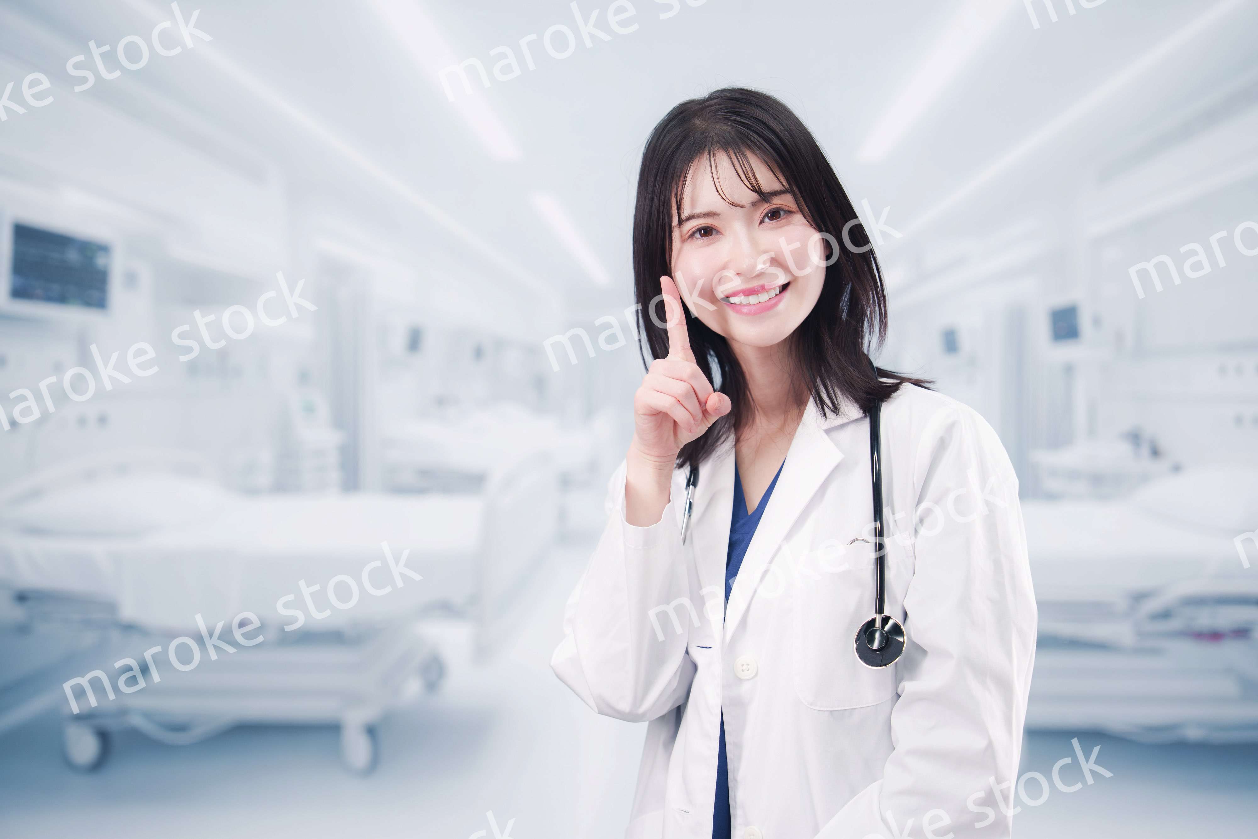 病院で生き生きと働く若い女性ドクター