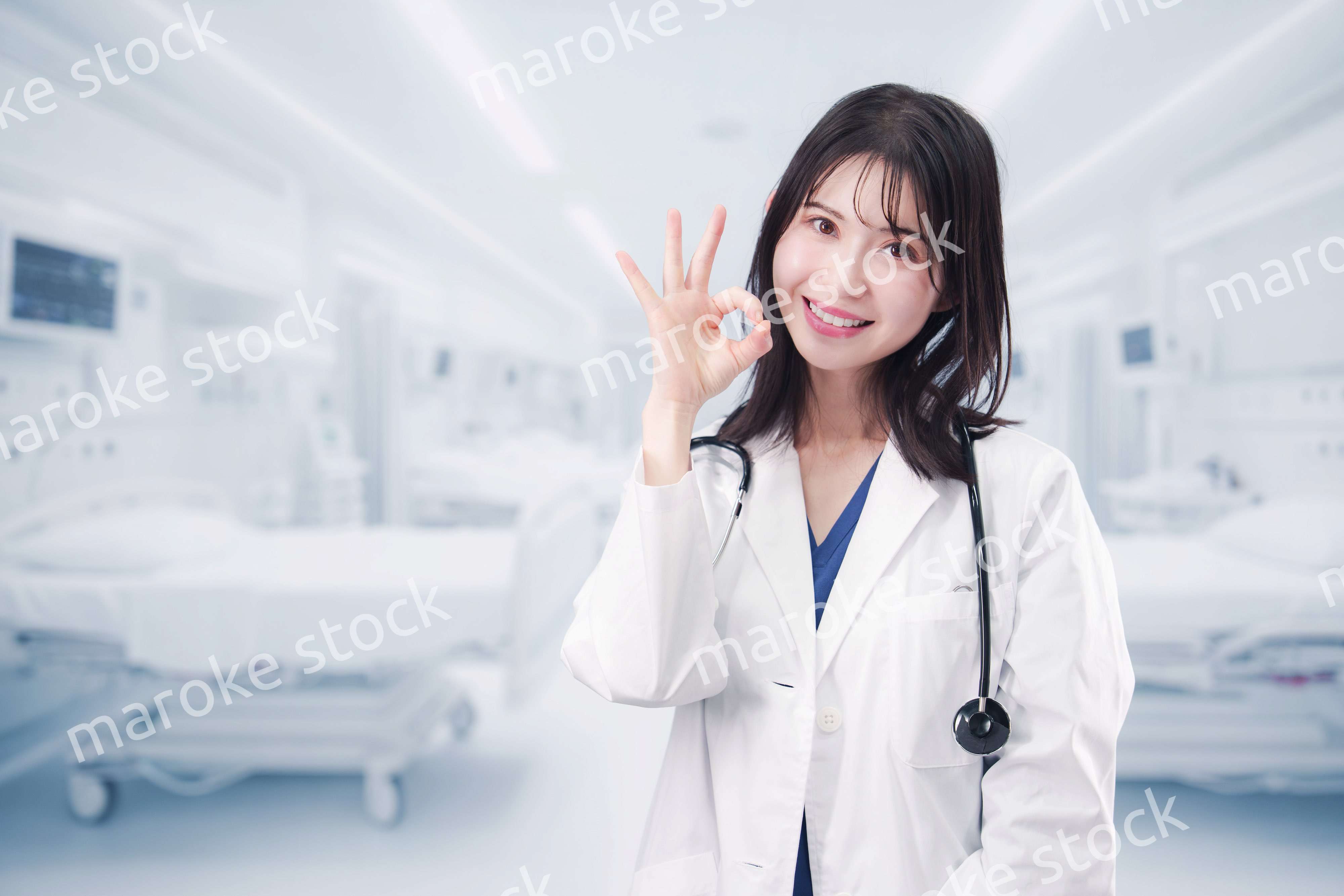 病院で生き生きと働く若い女性ドクター