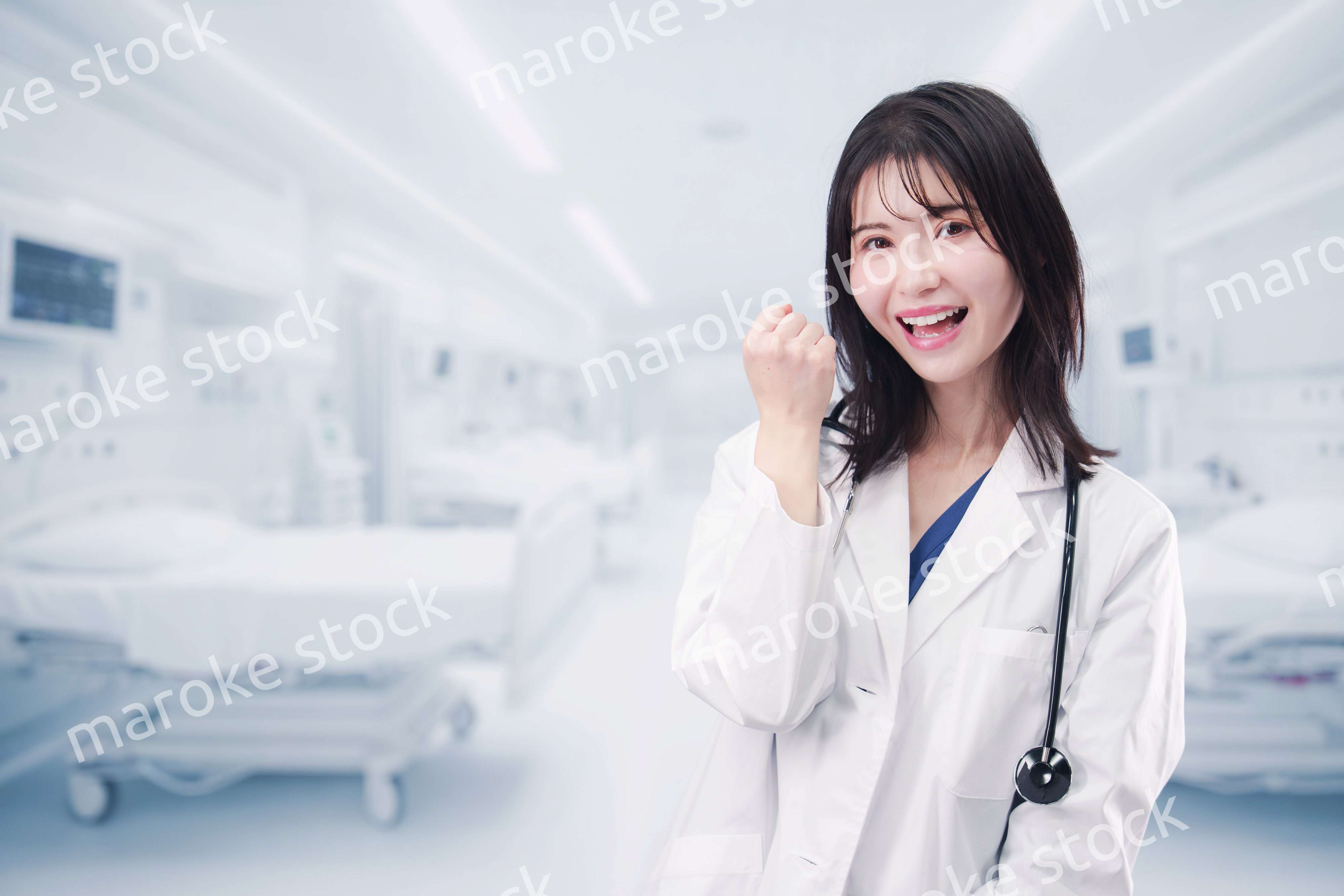 病院で生き生きと働く若い女性ドクター