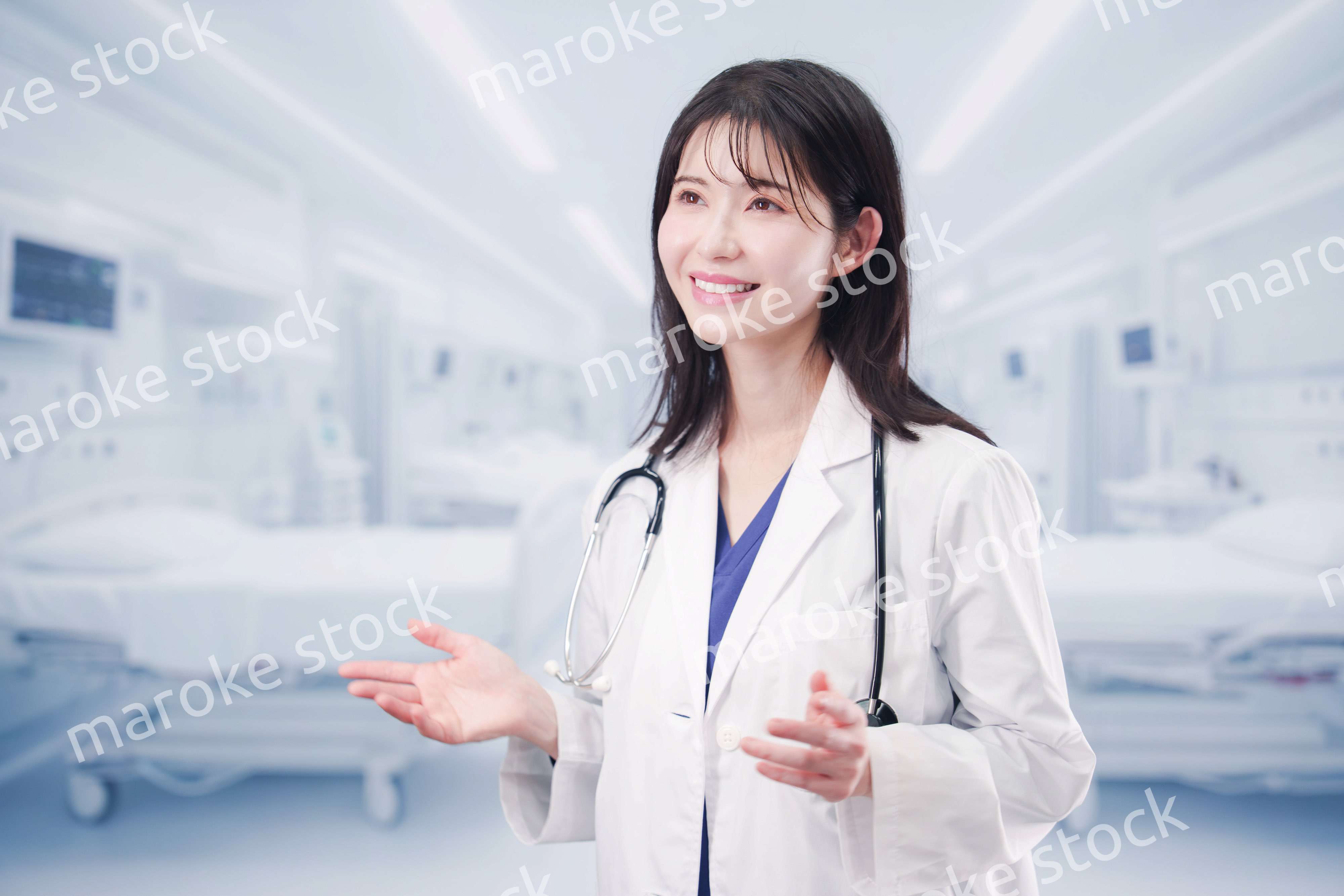 病院で患者に笑顔で説明をする女性ドクター