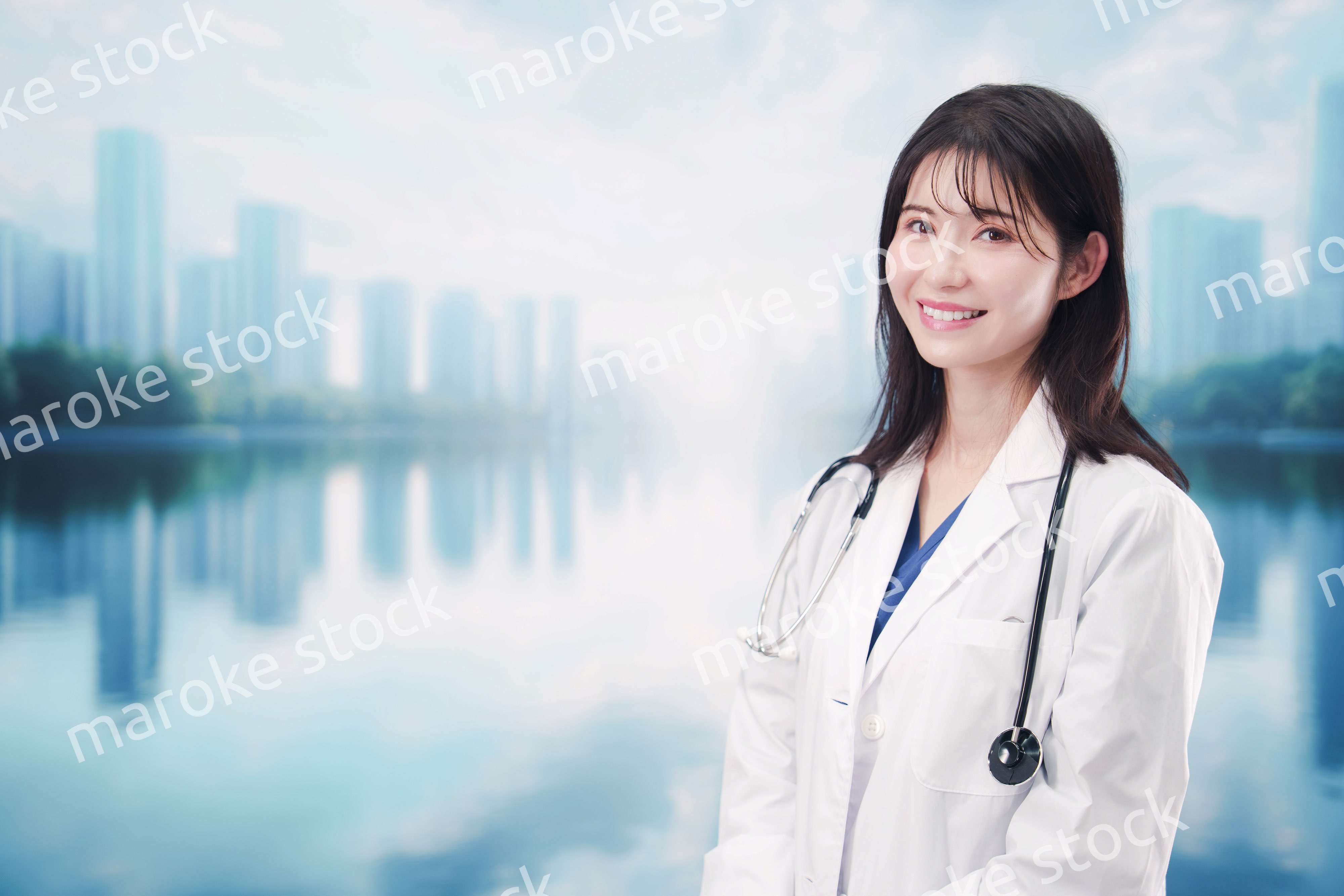 都会の外に立って笑顔の女性ドクター