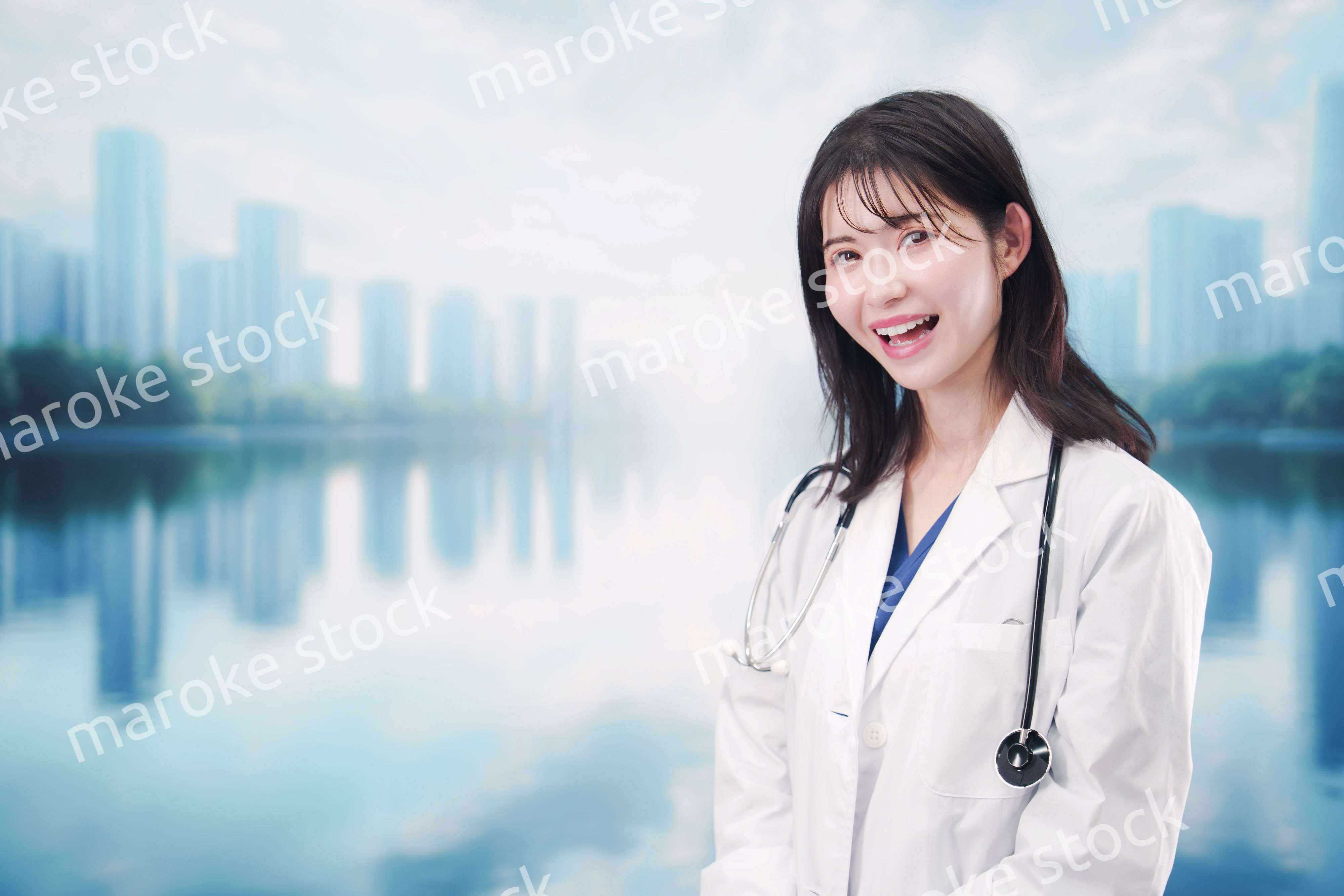 都会の外に立って笑顔の女性ドクター
