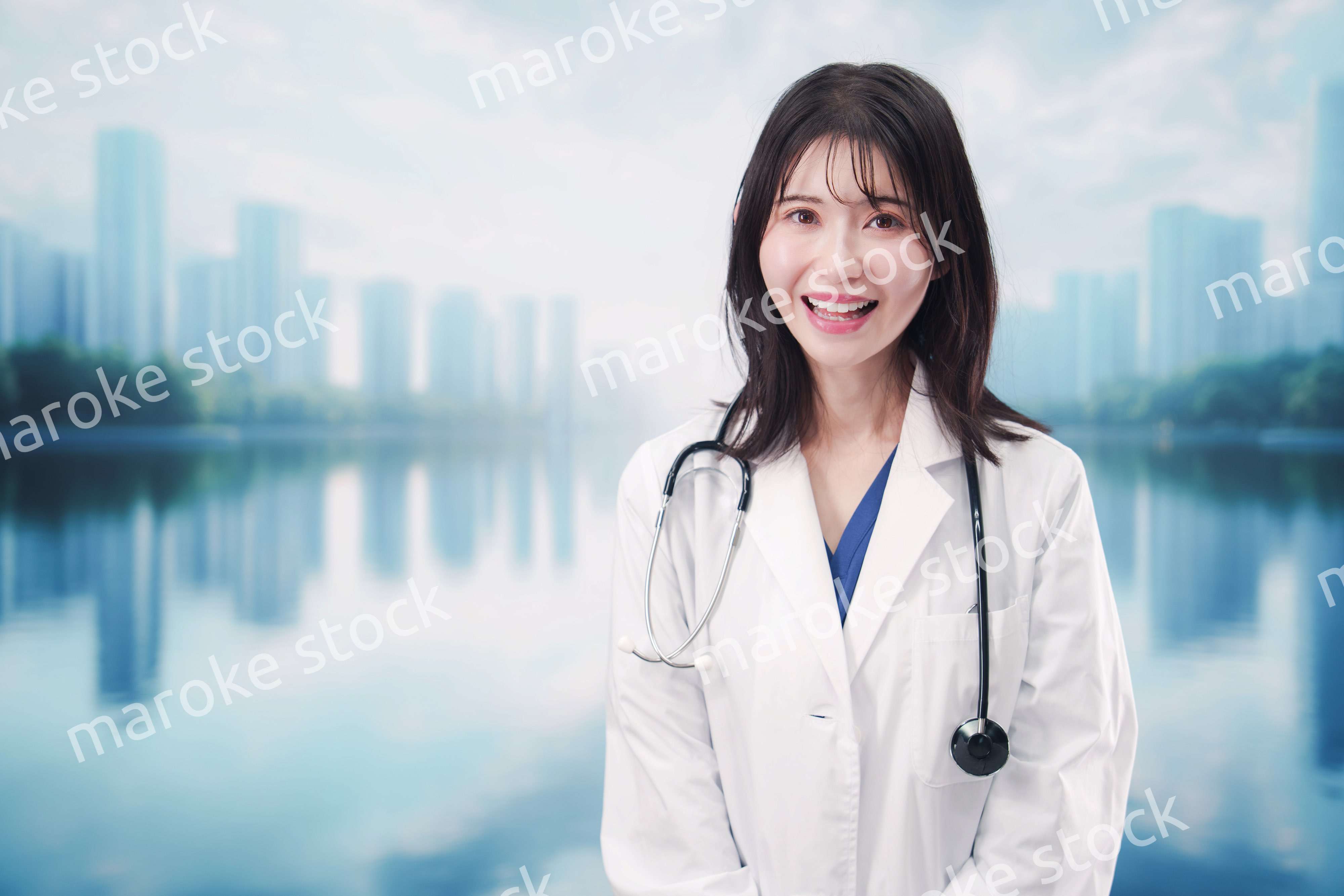 都会の外に立って笑顔の女性ドクター