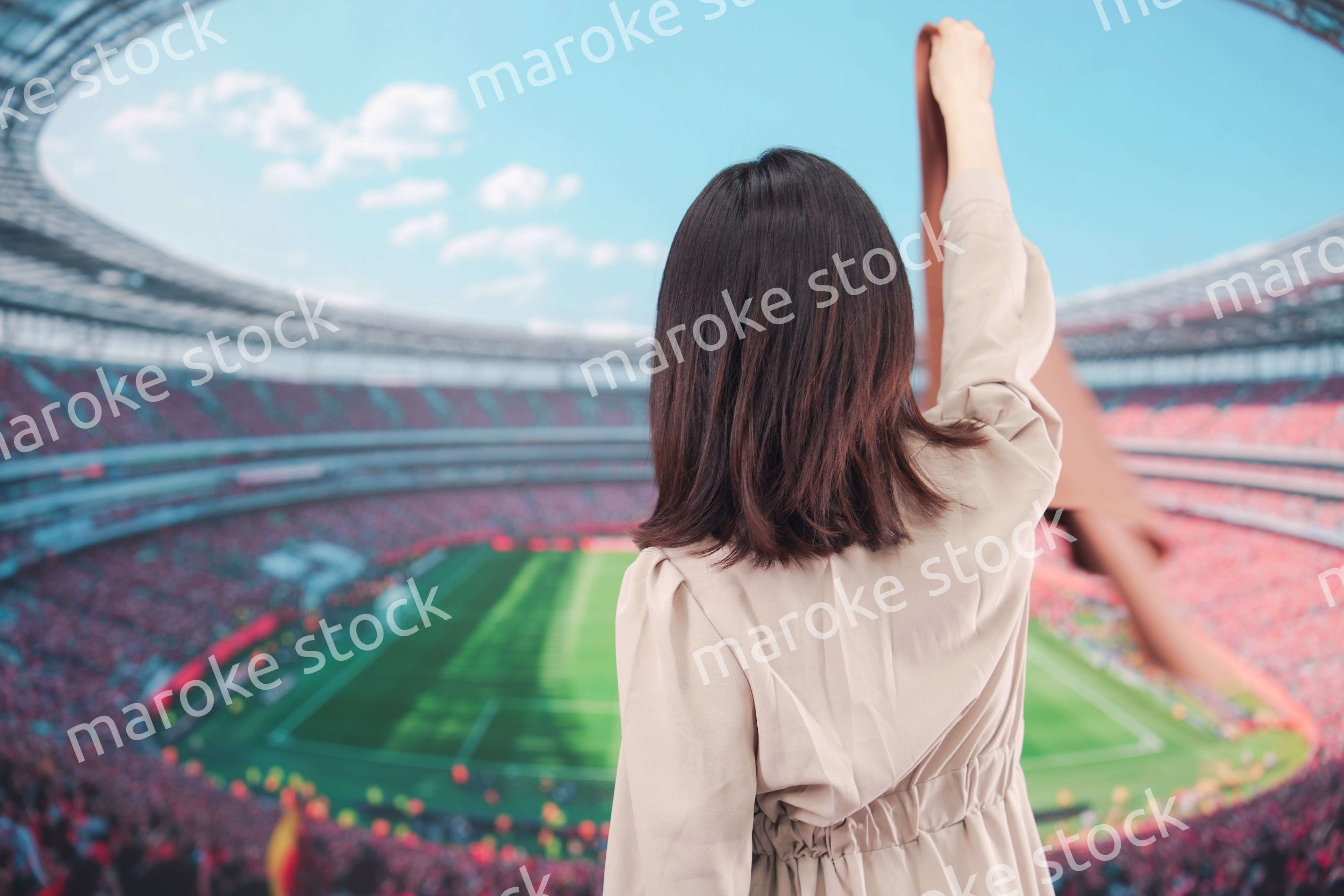 スタジアムで応援をする若い女性