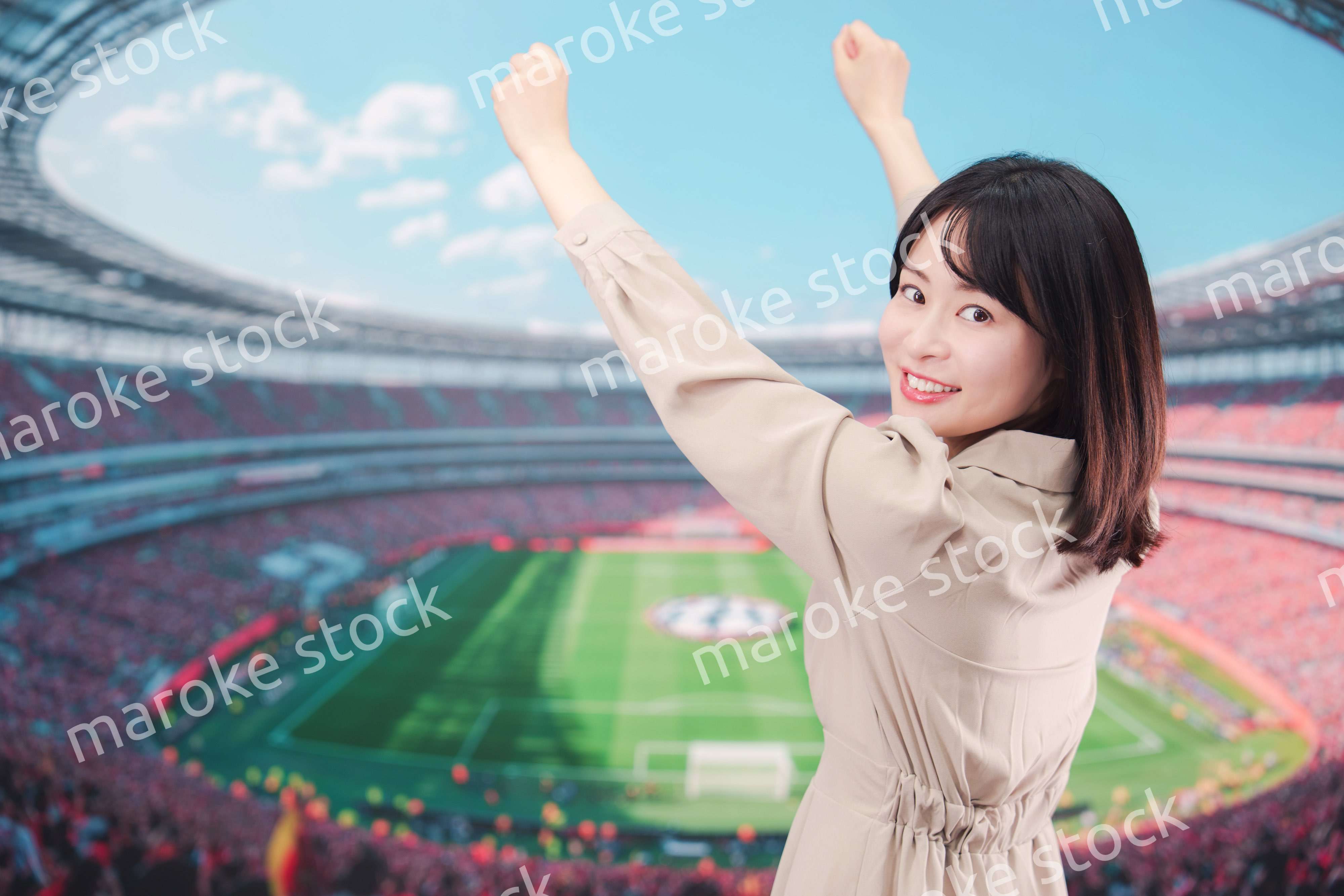 スタジアムで応援をする若い女性