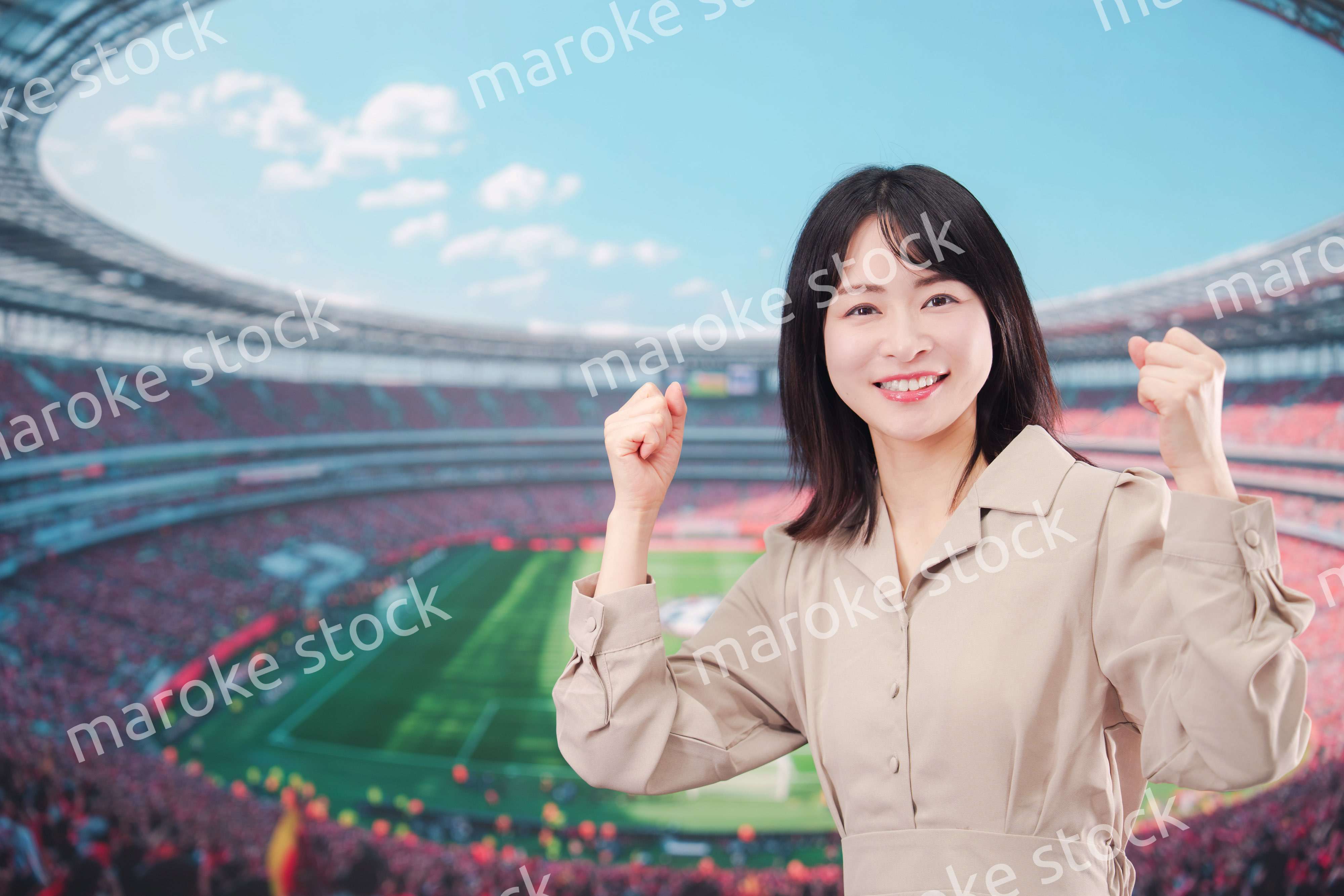 スタジアムで応援をする若い女性