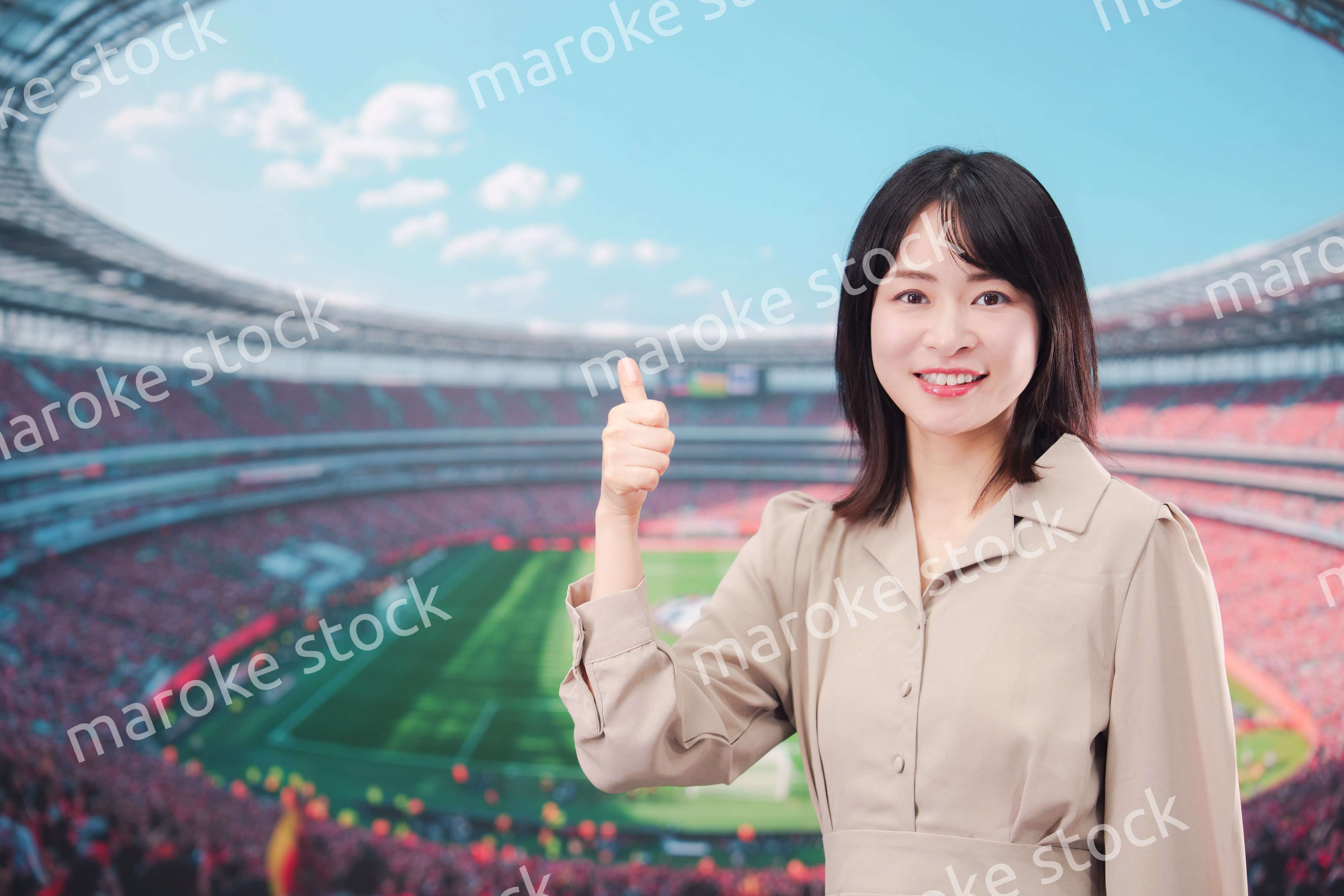 スタジアムで応援をする若い女性