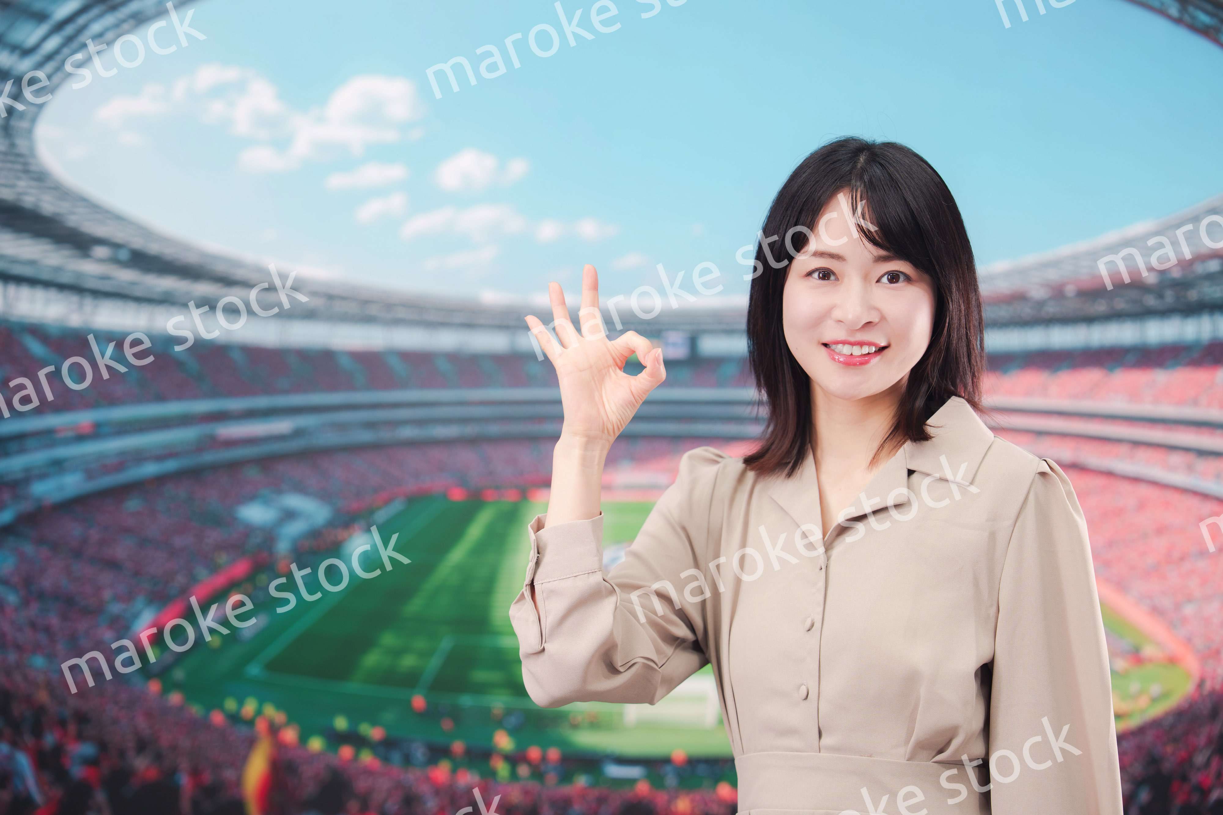 スタジアムで応援をする若い女性