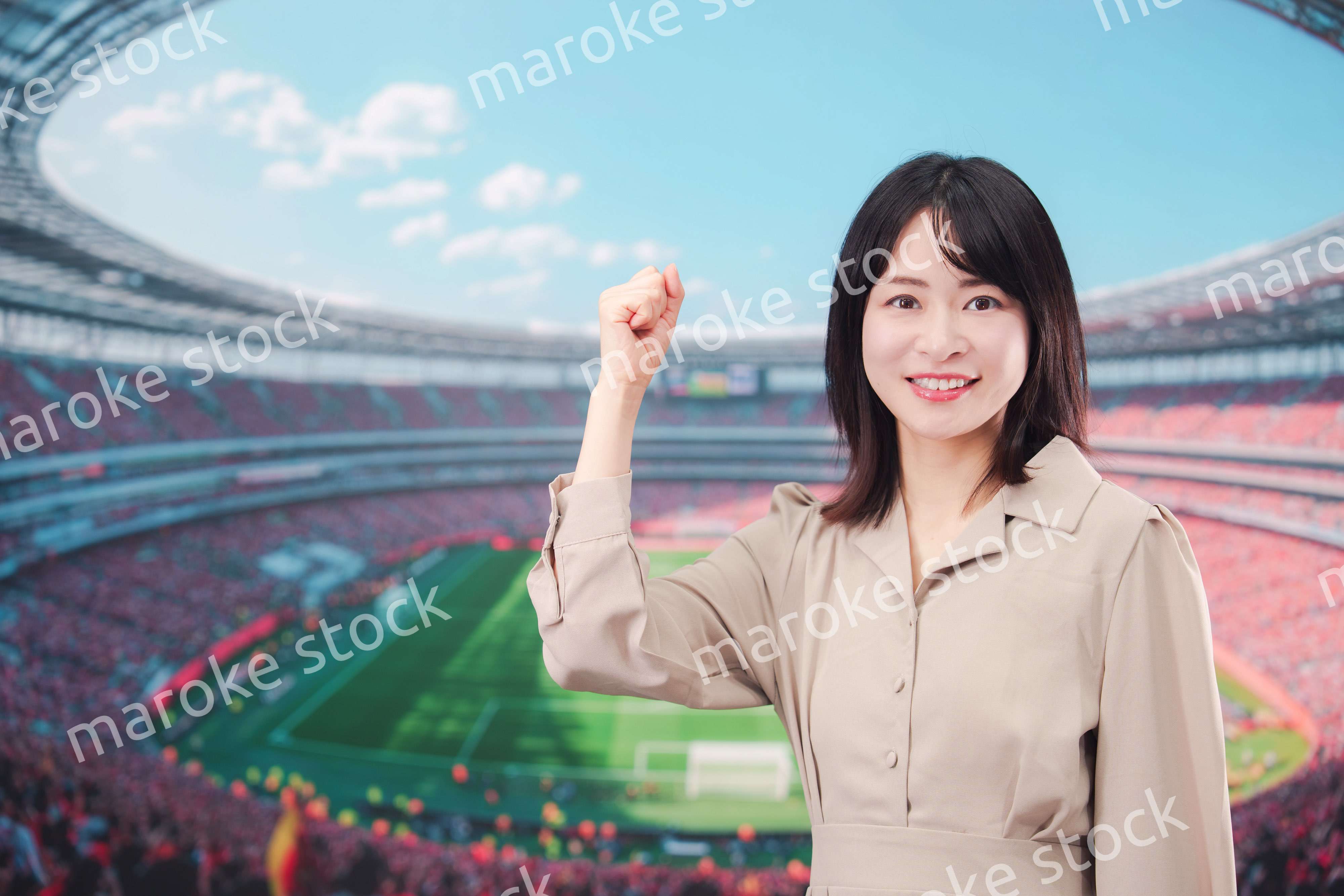 スタジアムで応援をする若い女性