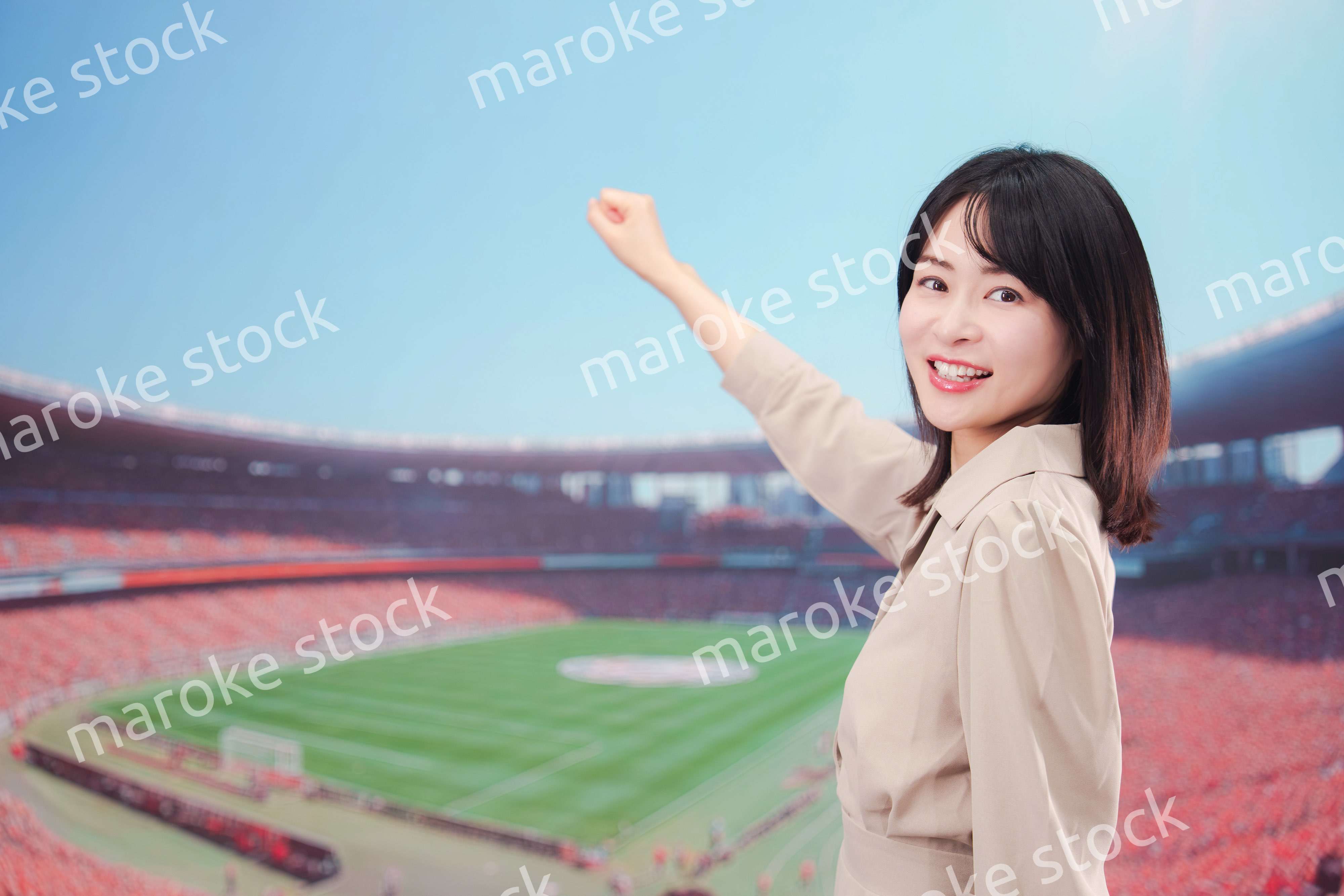 スタジアムで応援をする若い女性