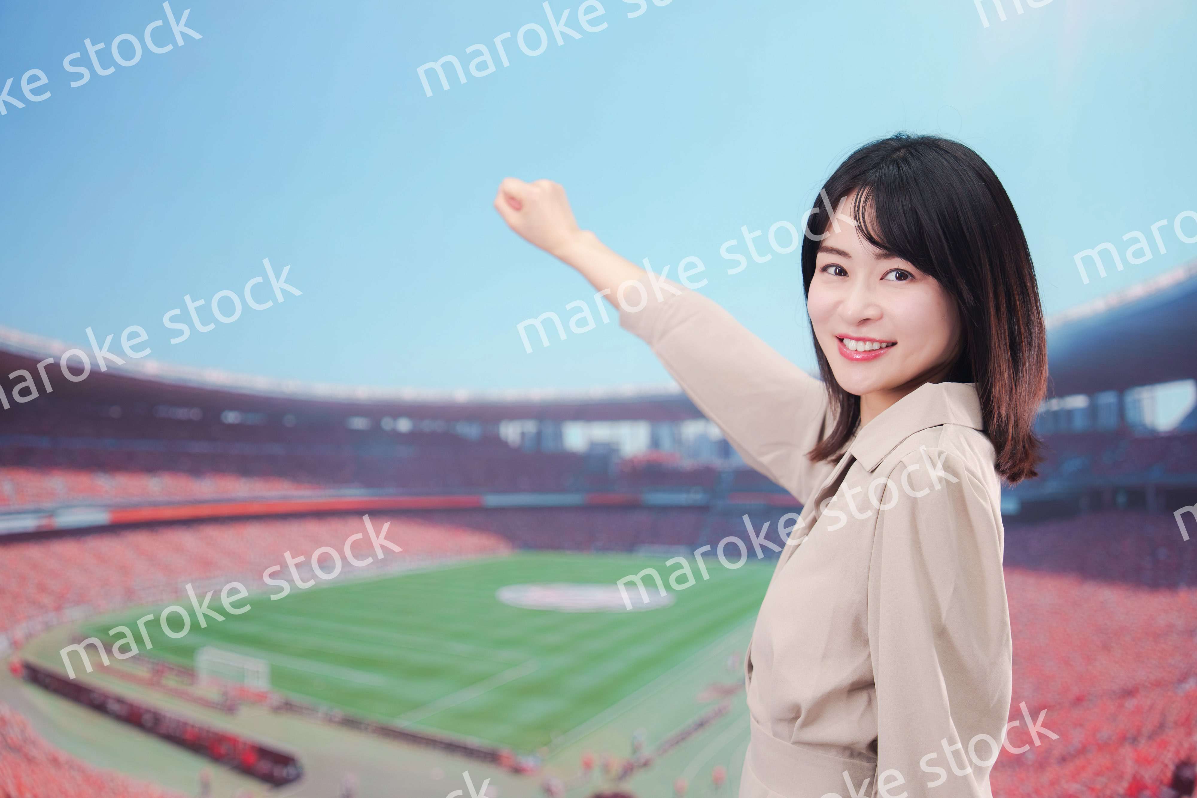 スタジアムで応援をする若い女性