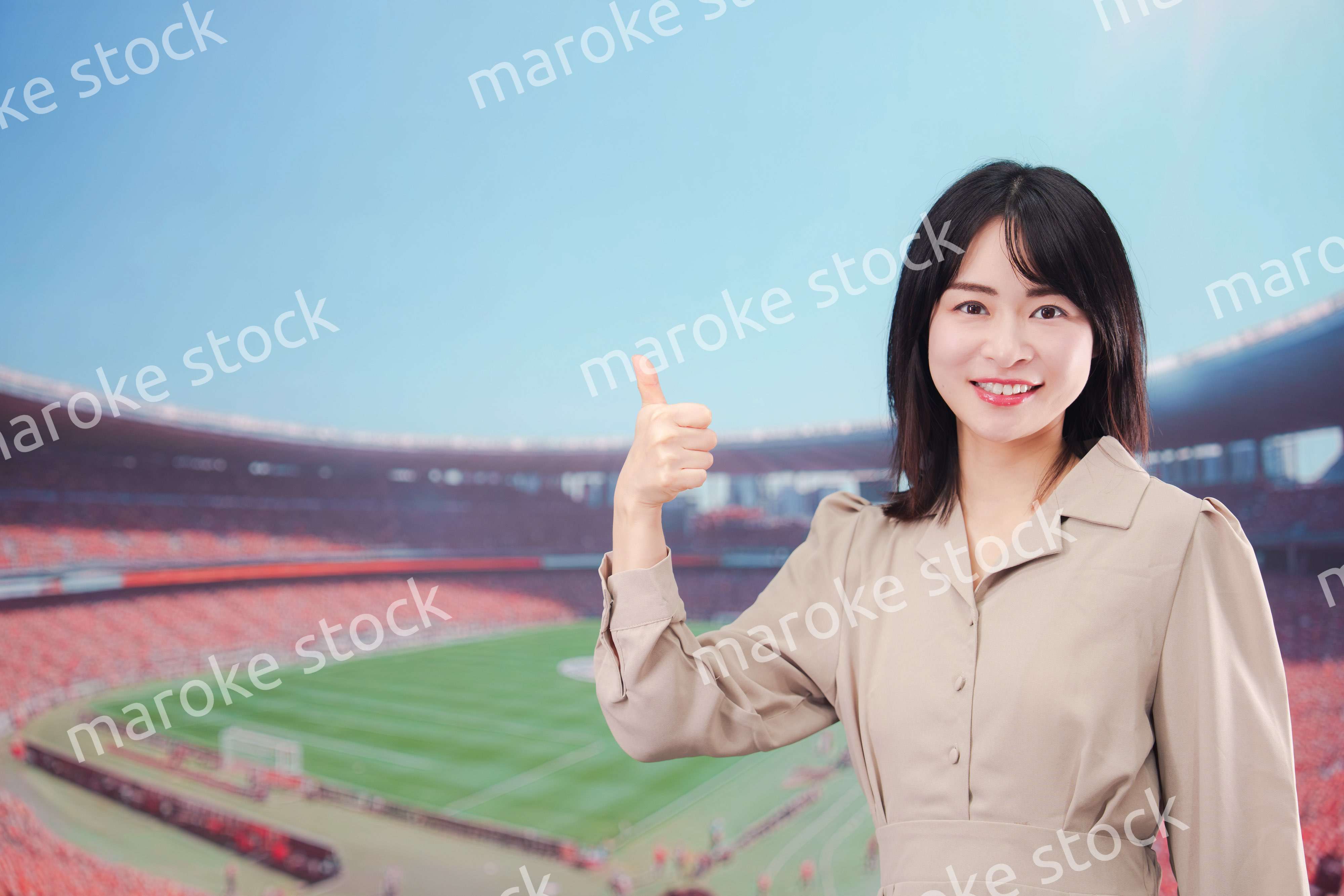 スタジアムで応援をする若い女性