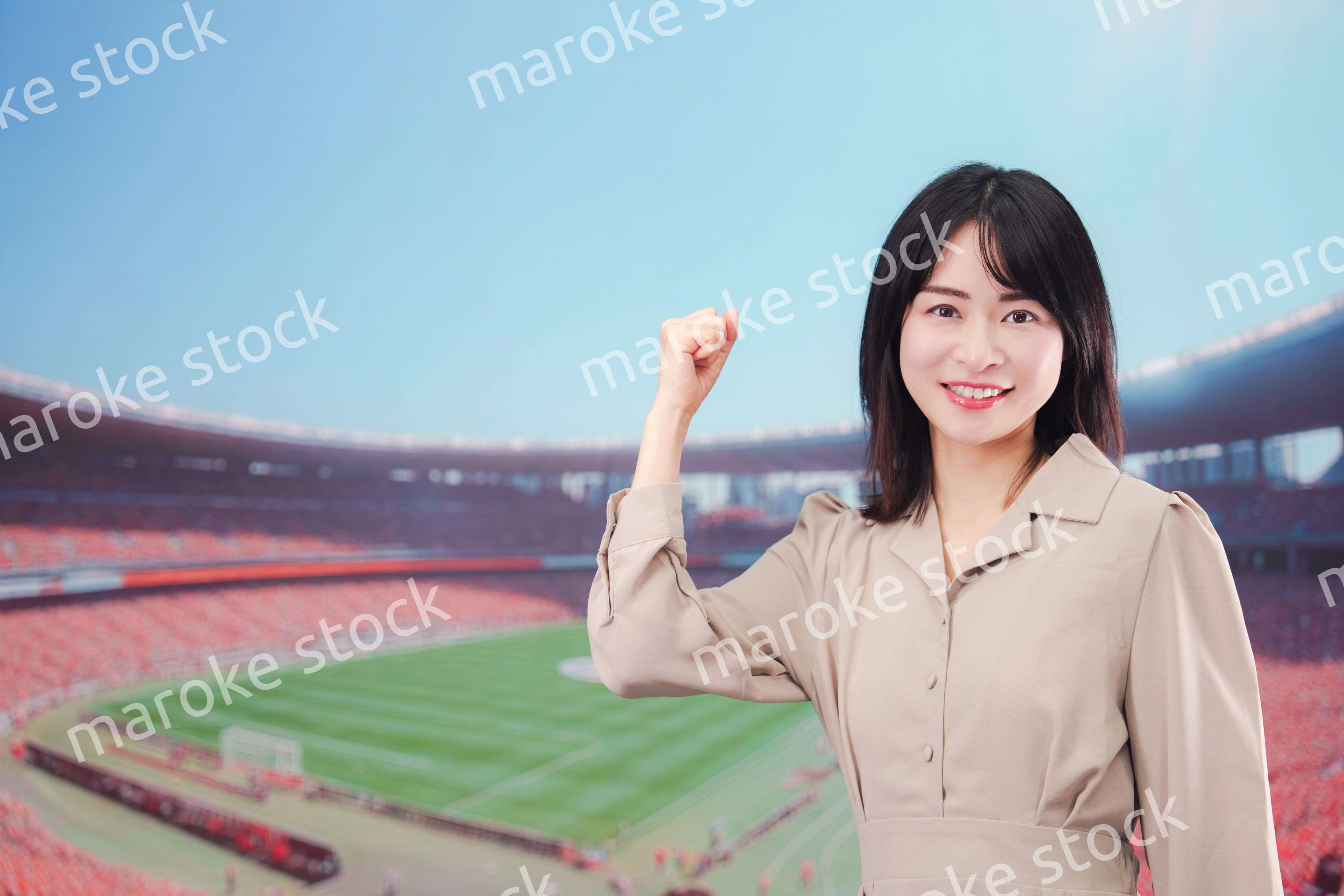 スタジアムで応援をする若い女性