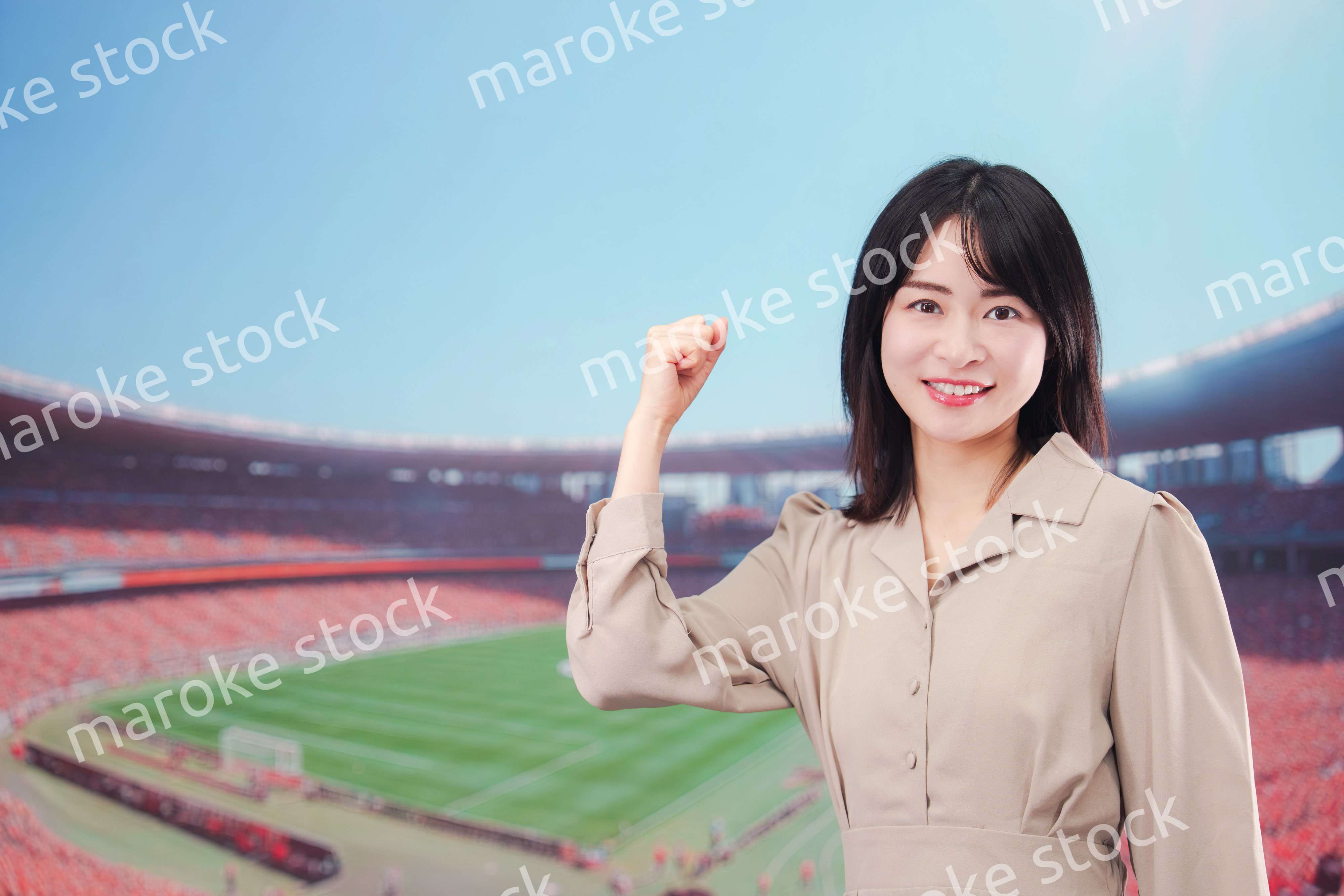 スタジアムで応援をする若い女性