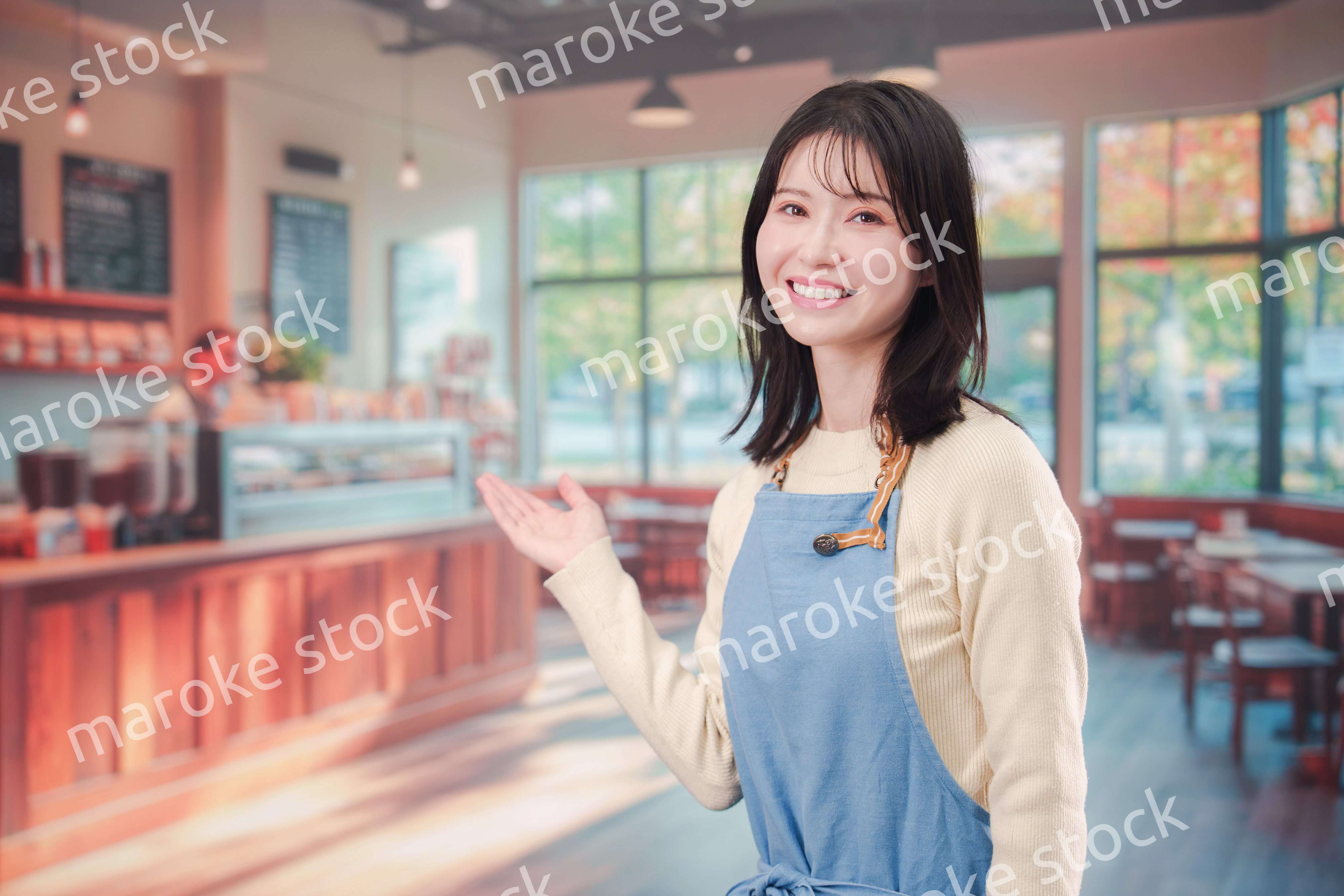 カフェ・バーで働く若い女性のスタッフ