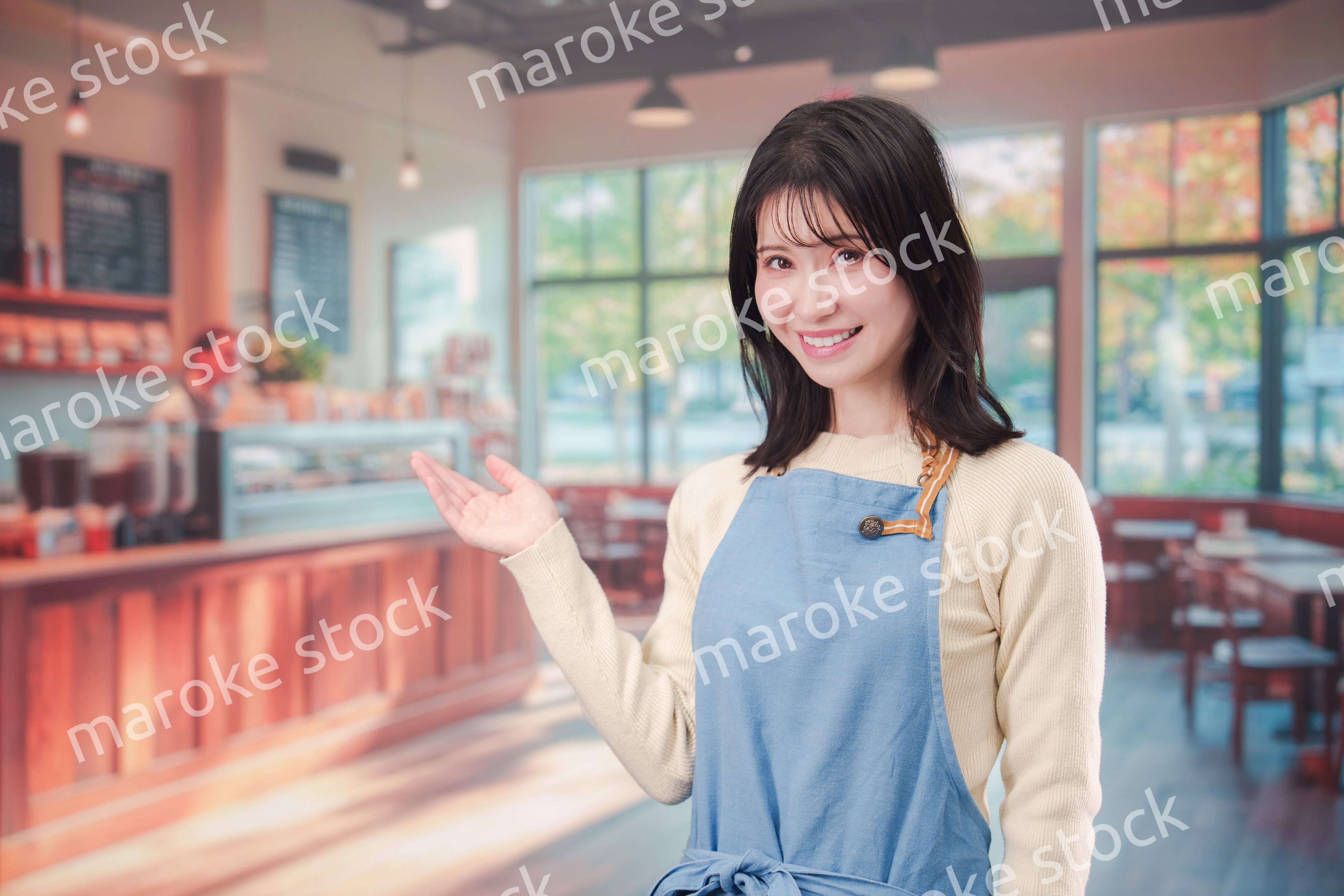 カフェ・バーで働く若い女性のスタッフ