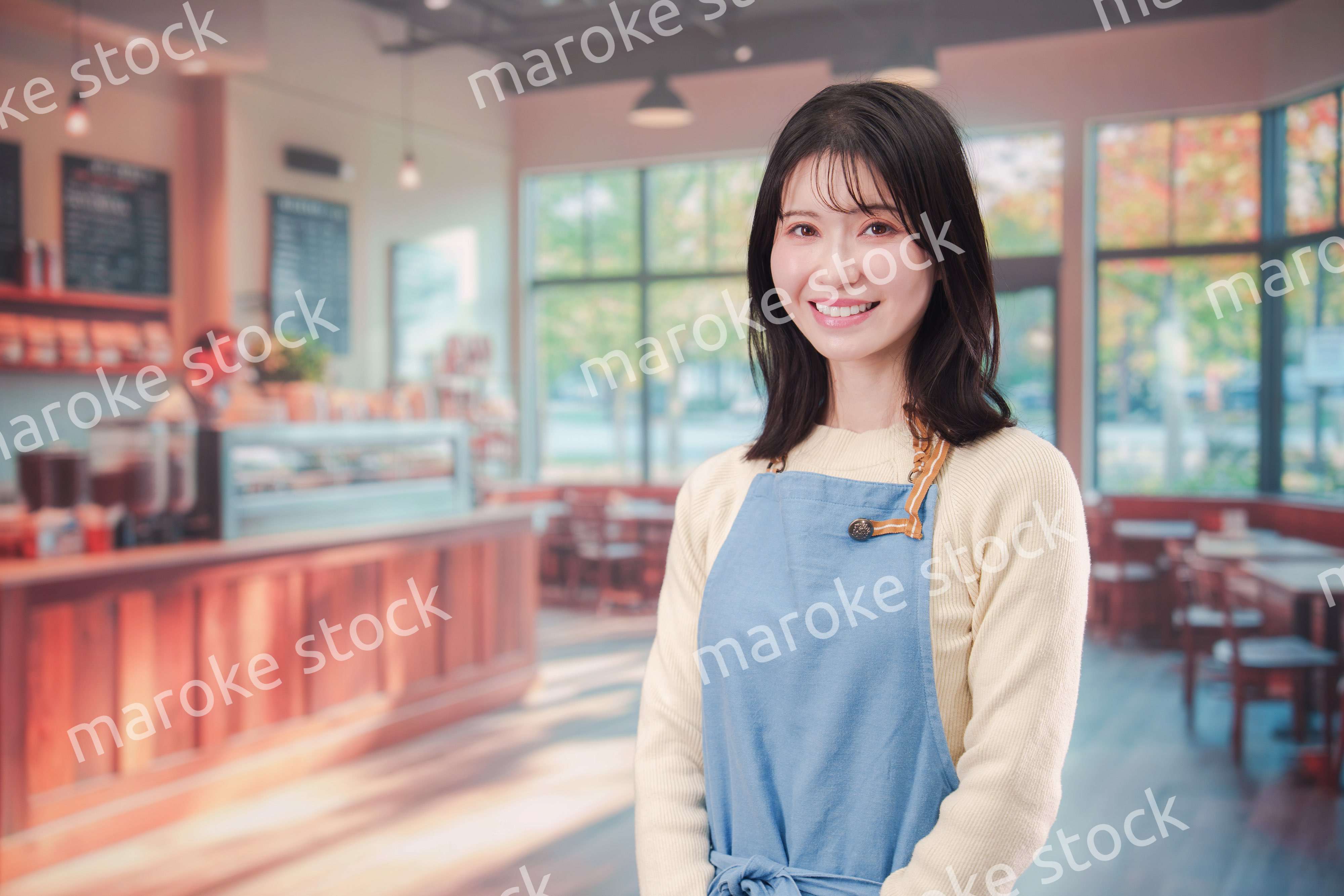 カフェ・バーで働く若い女性のスタッフ