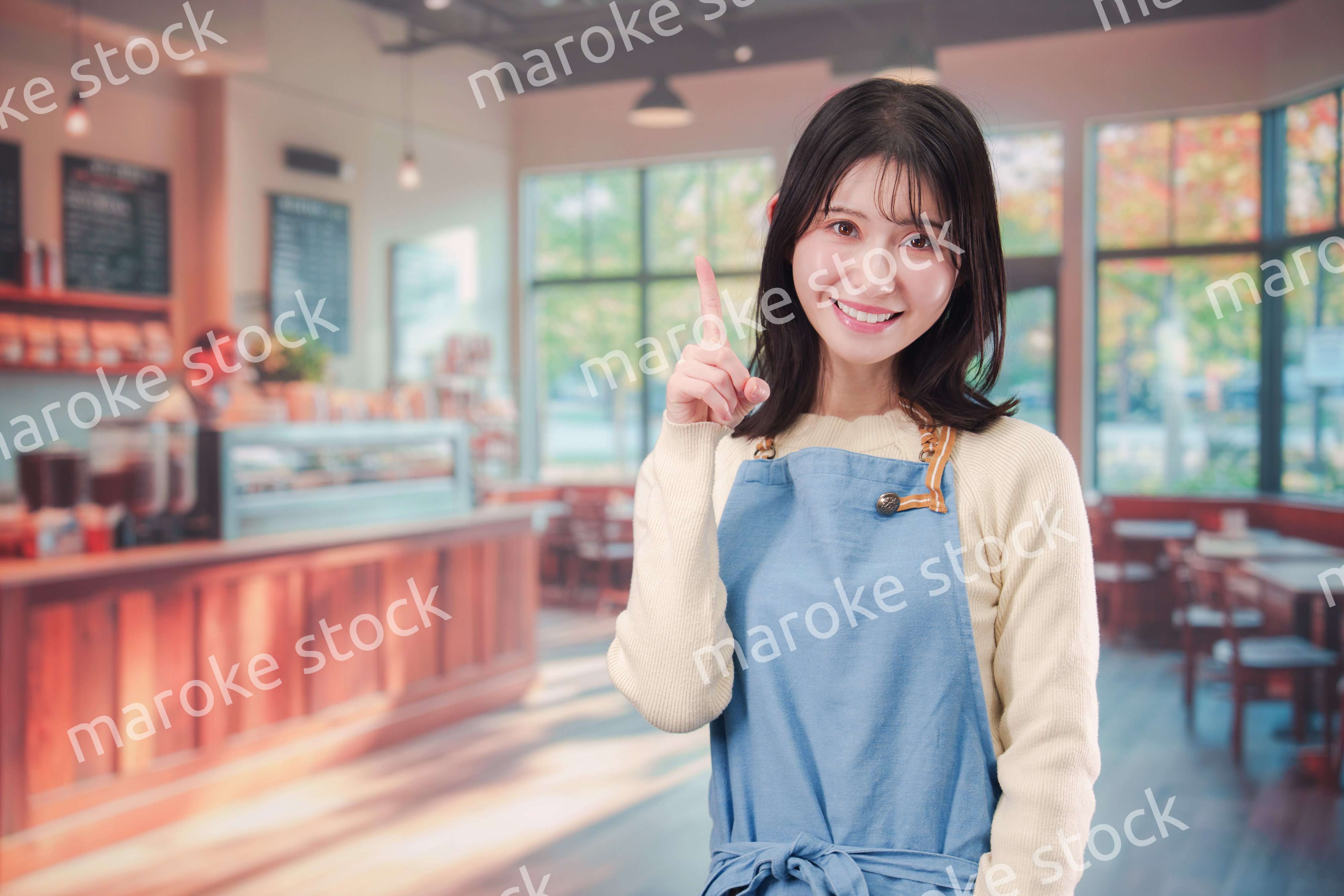 カフェ・バーで働く若い女性のスタッフ