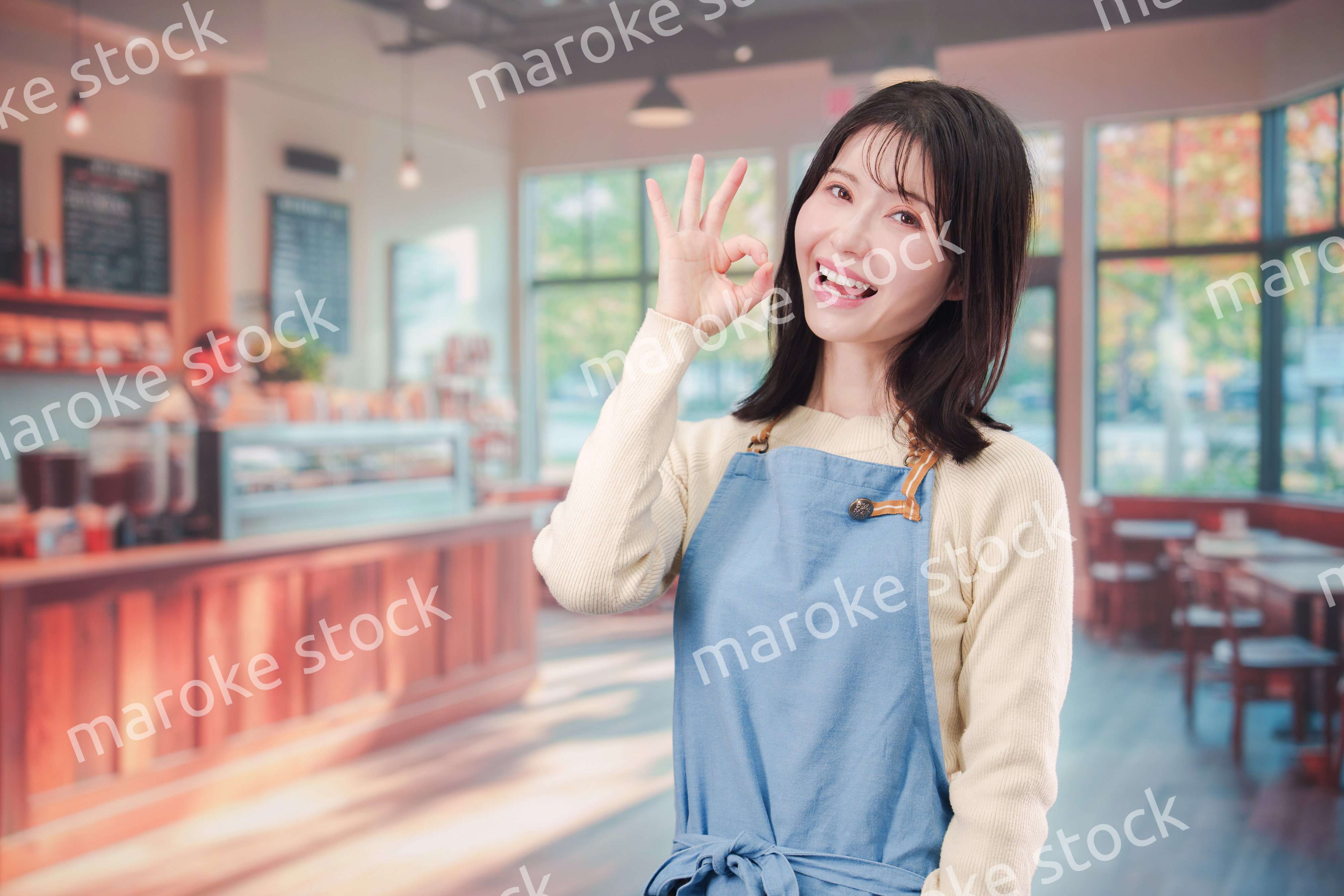 カフェ・バーで働く若い女性のスタッフ