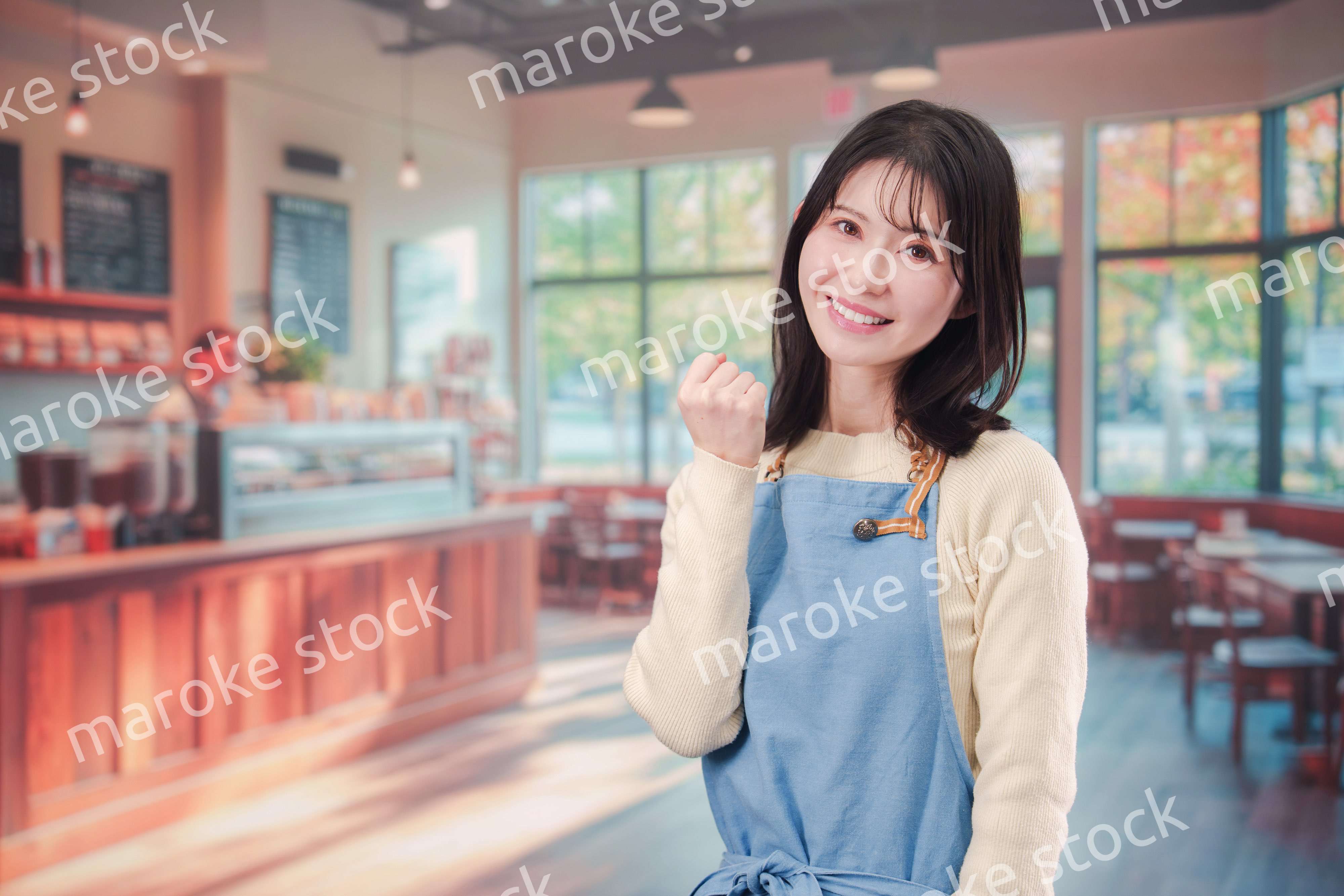 カフェ・バーで働く若い女性のスタッフ