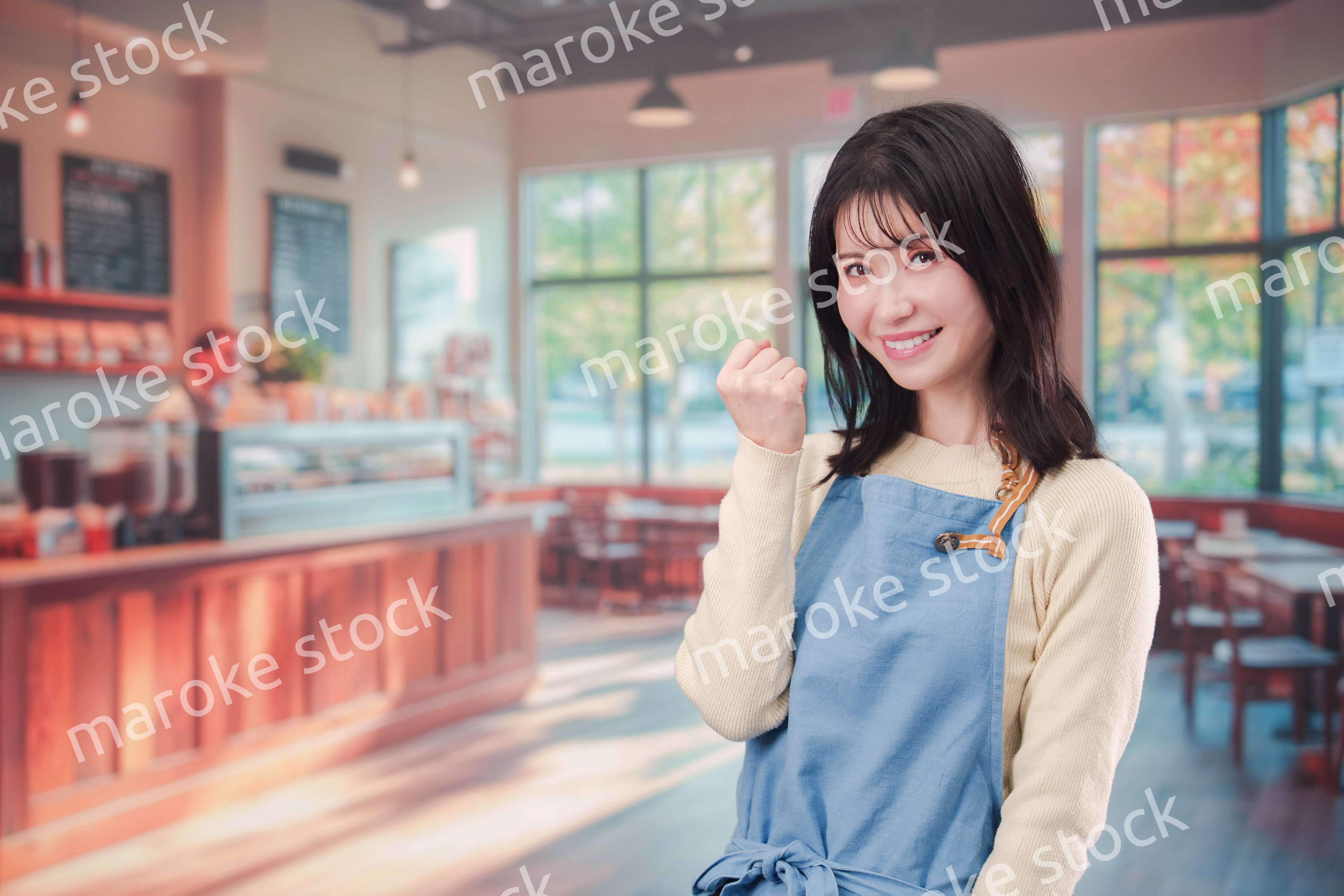 カフェ・バーで働く若い女性のスタッフ