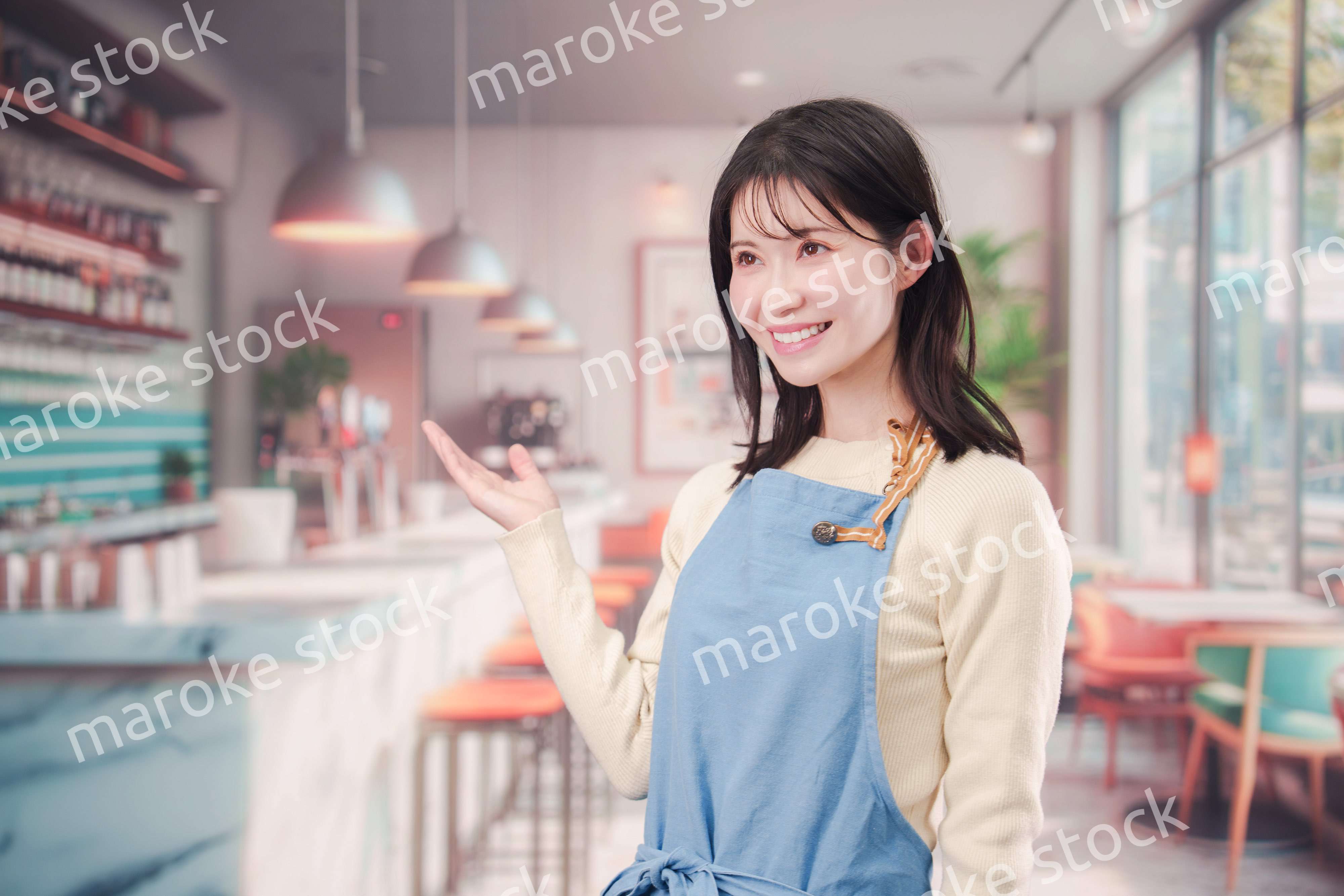 カフェ・バーで働く若い女性のスタッフ