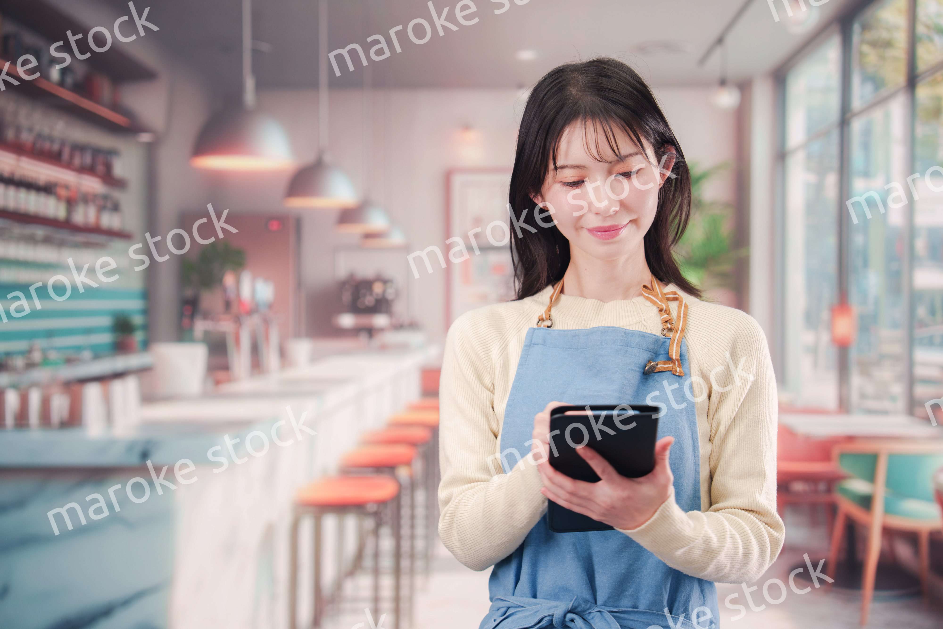 カフェ・バーで働く若い女性のスタッフ