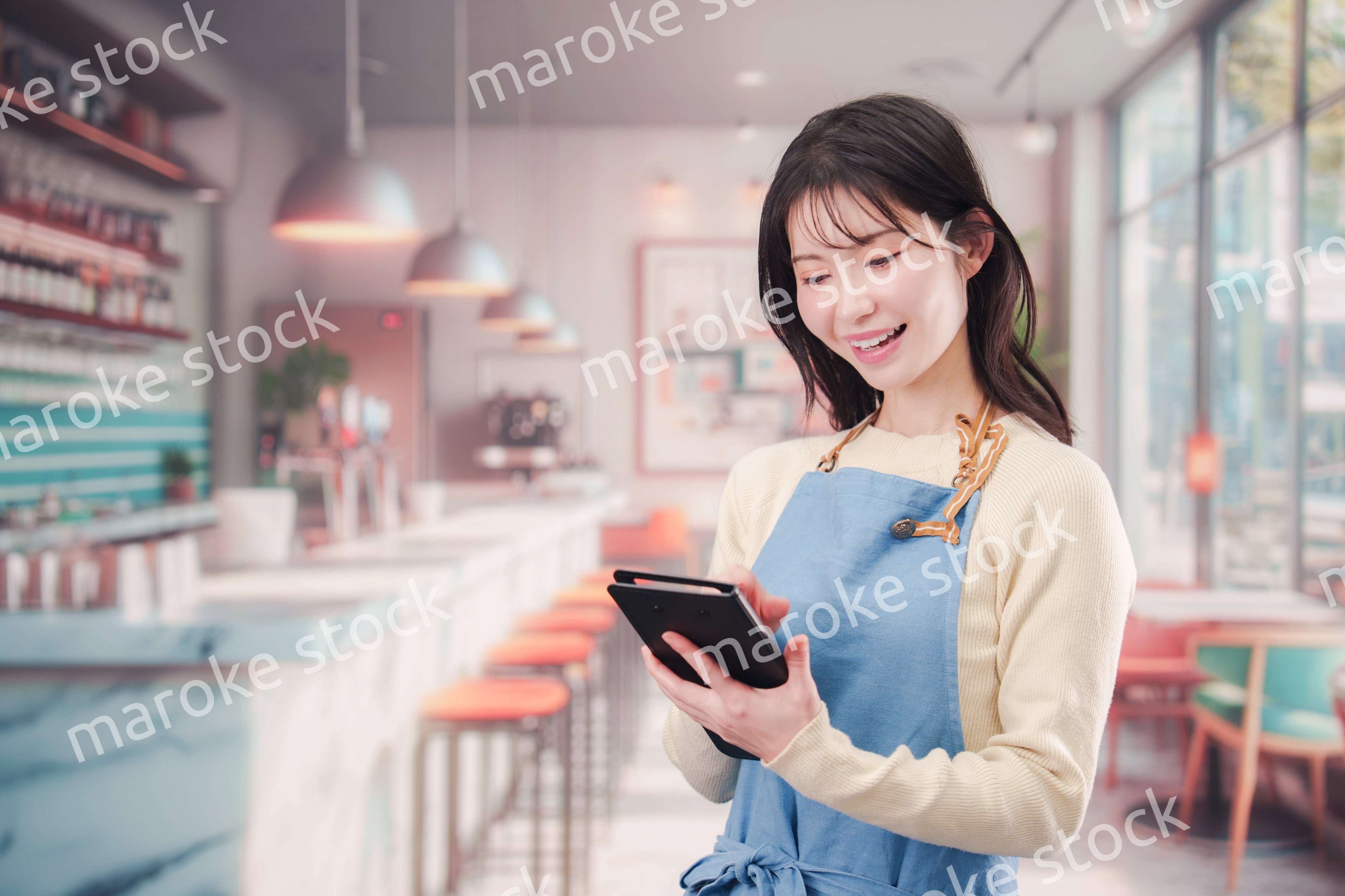 カフェ・バーで働く若い女性のスタッフ