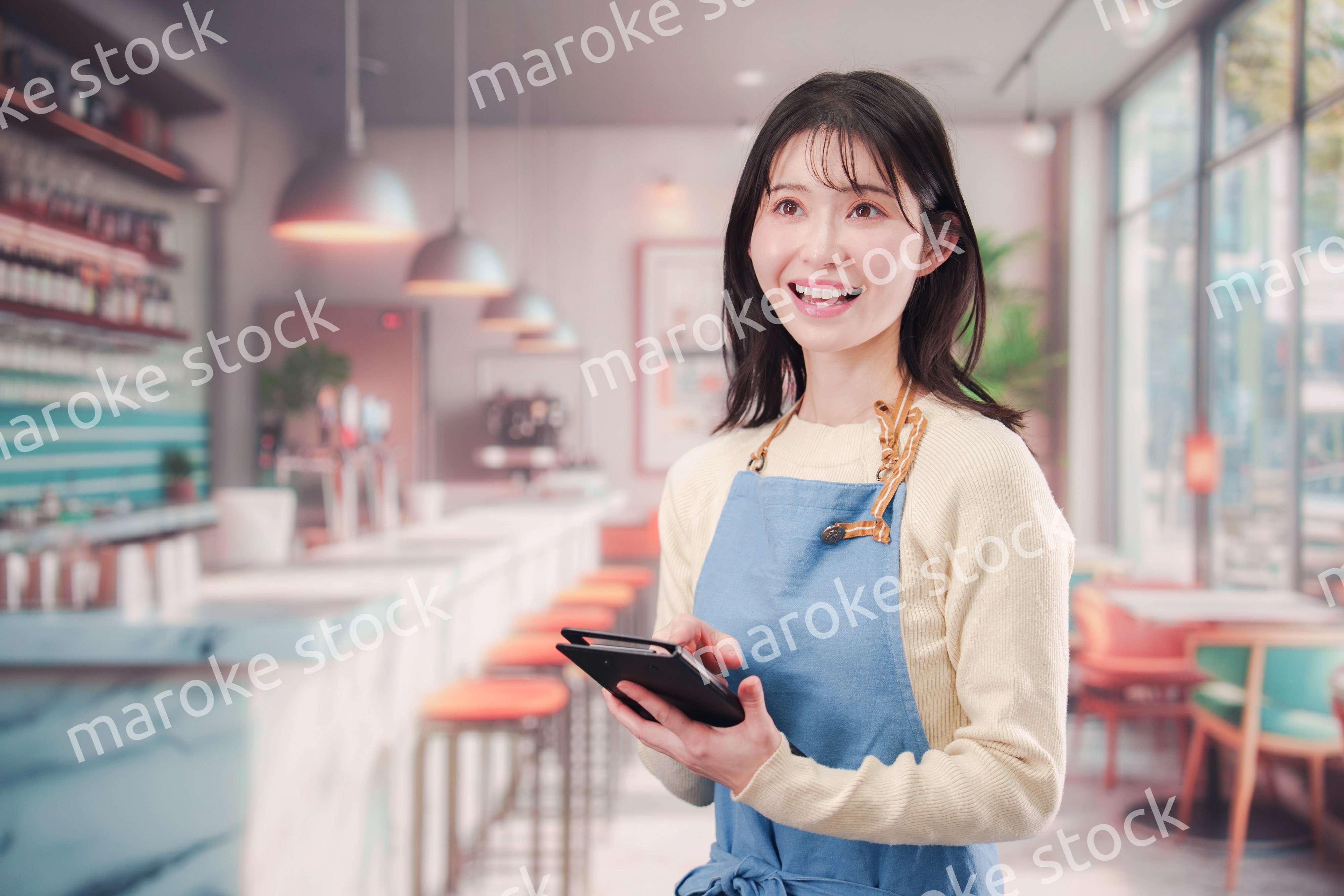 カフェ・バーで働く若い女性のスタッフ