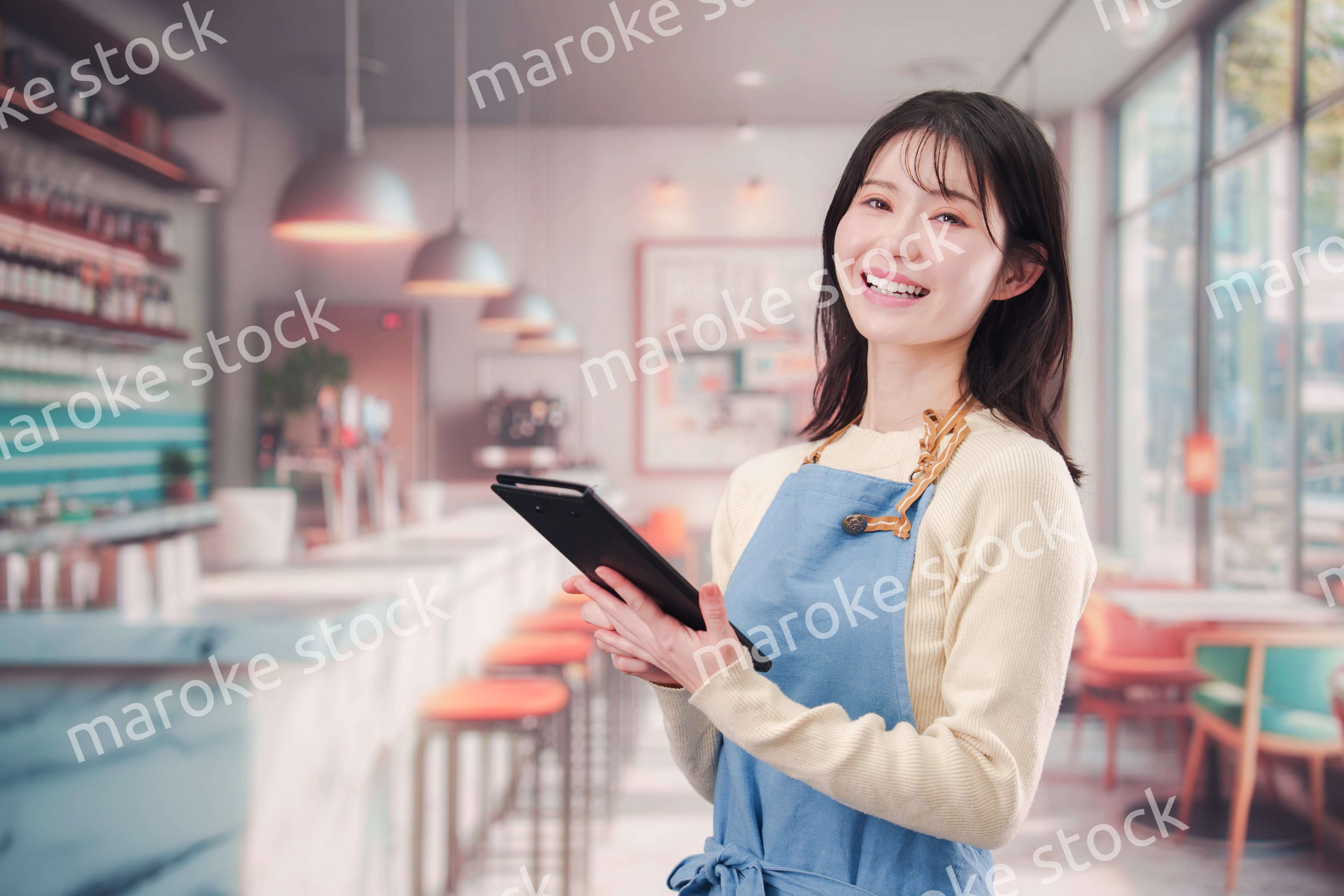 カフェ・バーで働く若い女性のスタッフ