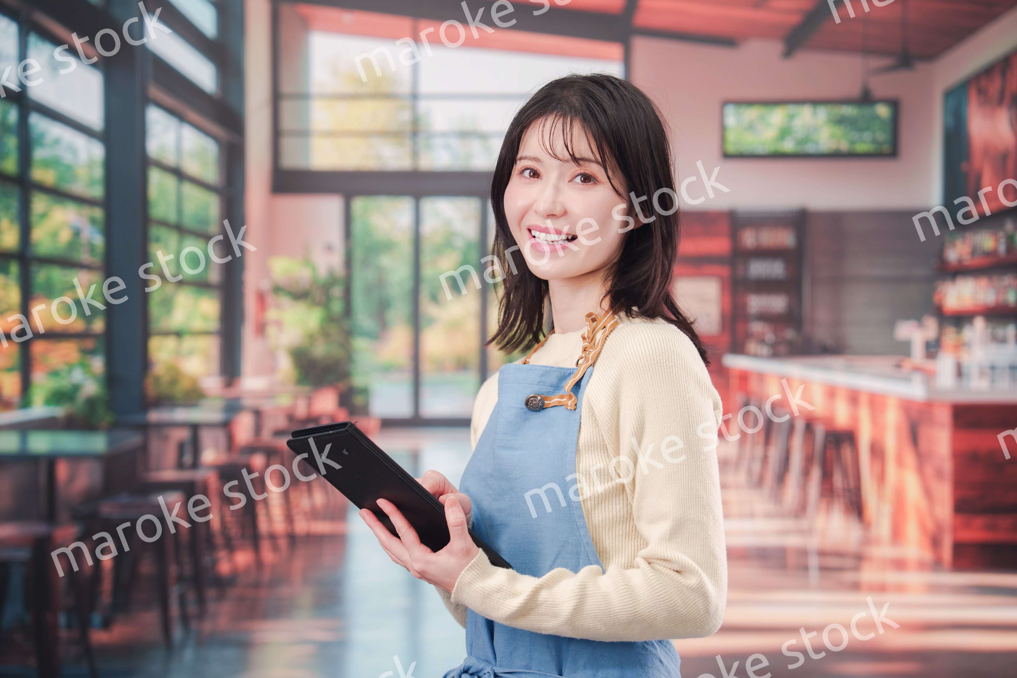 カフェ・バーで働く若い女性のスタッフ