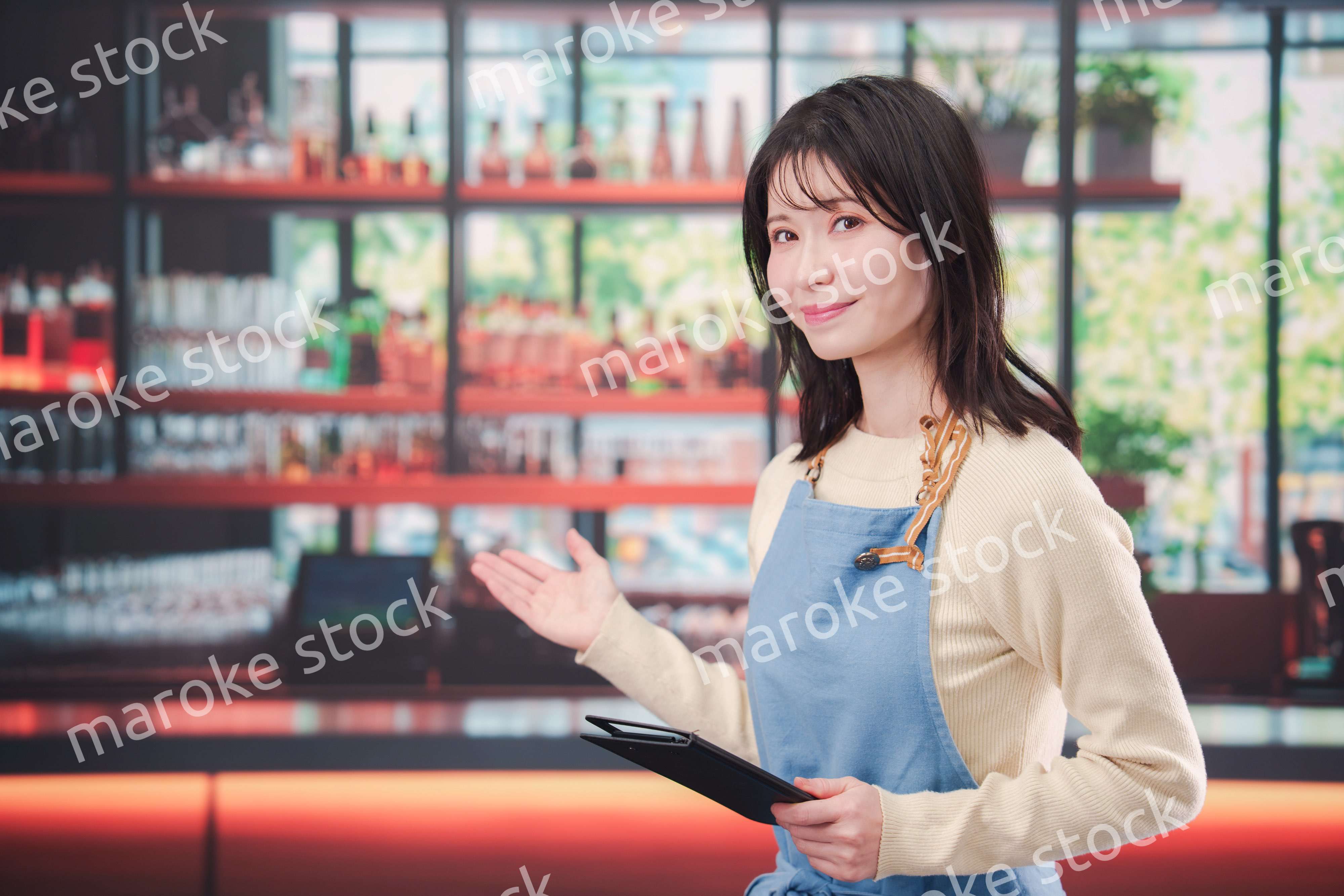 カフェ・バーで働く若い女性のスタッフ