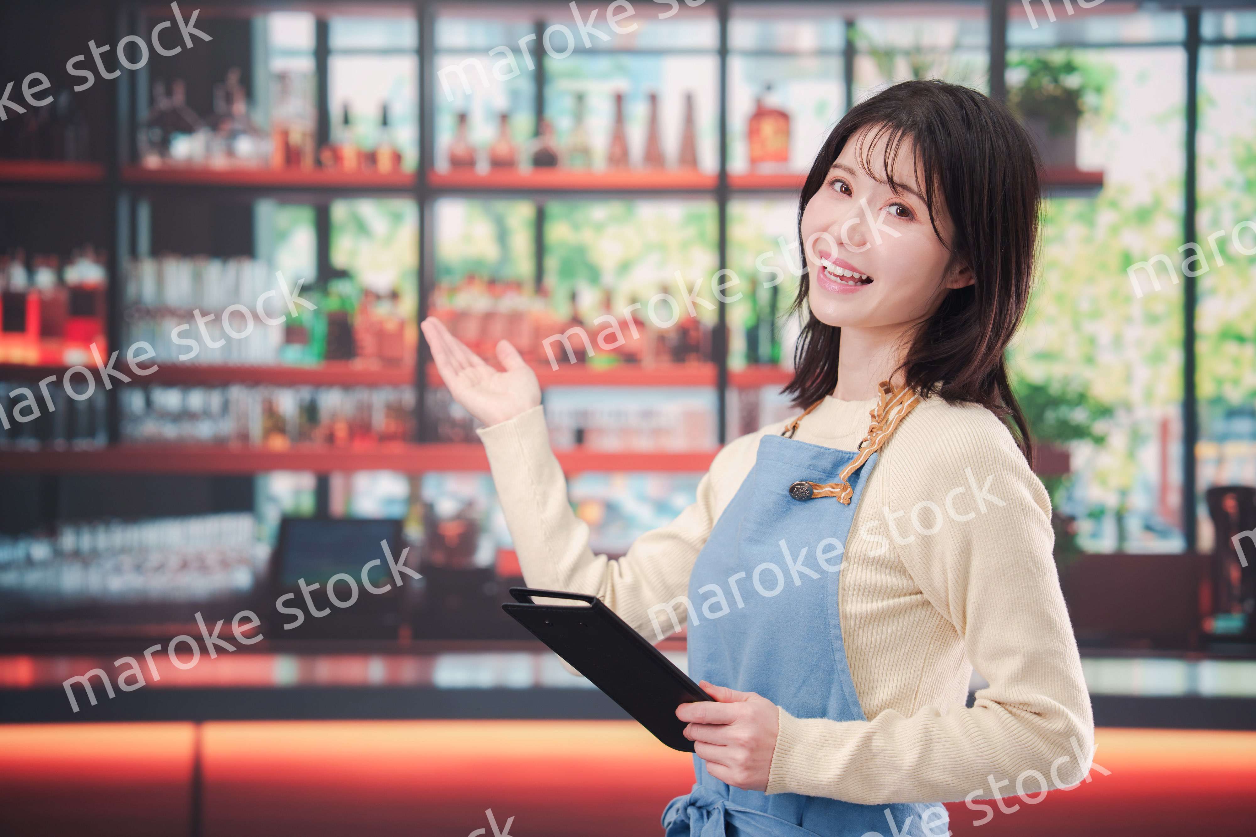 カフェ・バーで働く若い女性のスタッフ